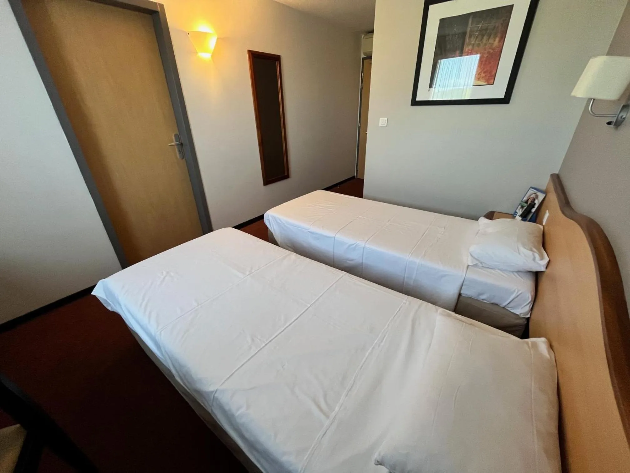 Photo of the whole room, Bed in Brit Hotel Confort Montauban