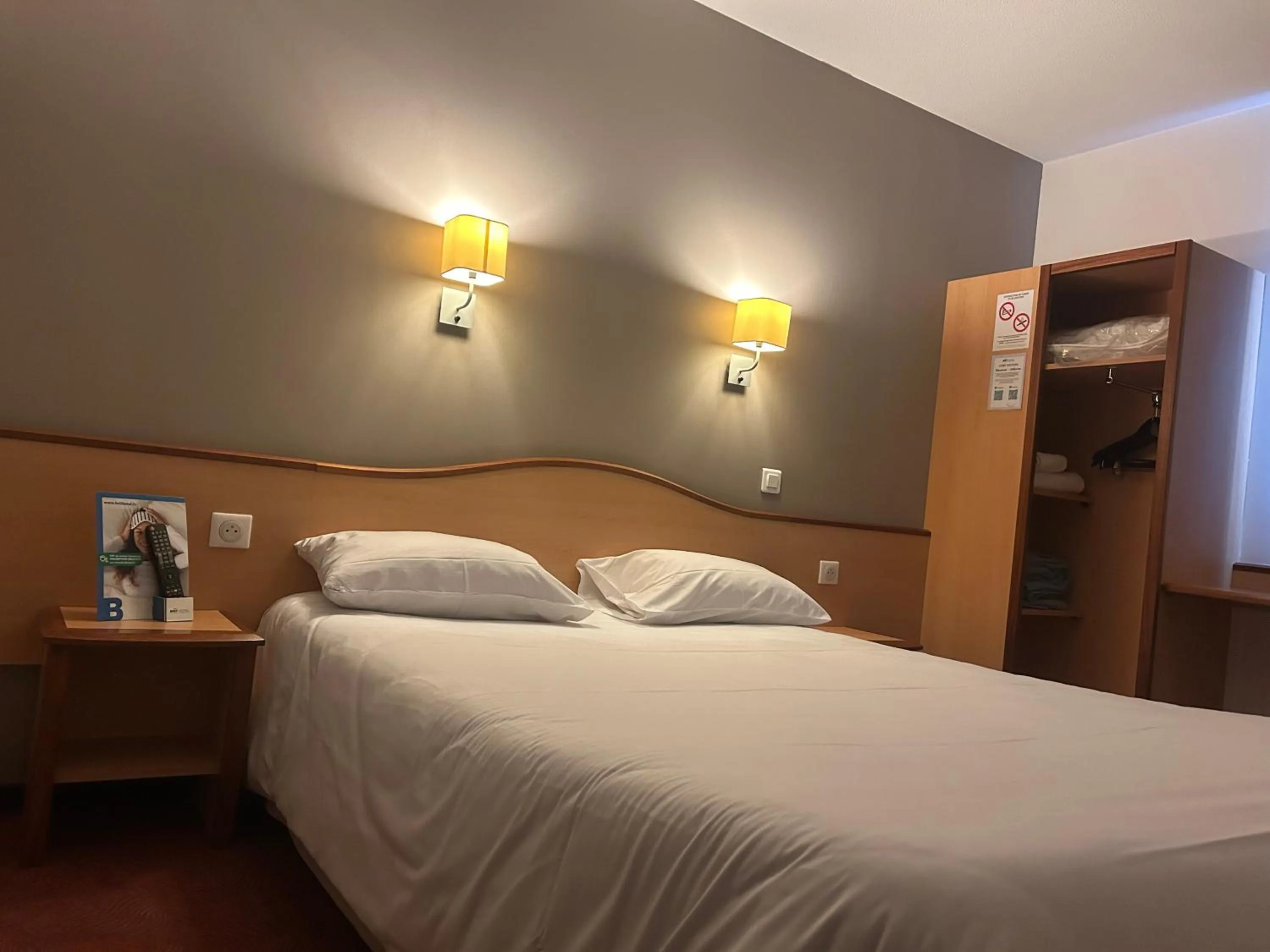 Bedroom, Bed in Brit Hotel Confort Montauban