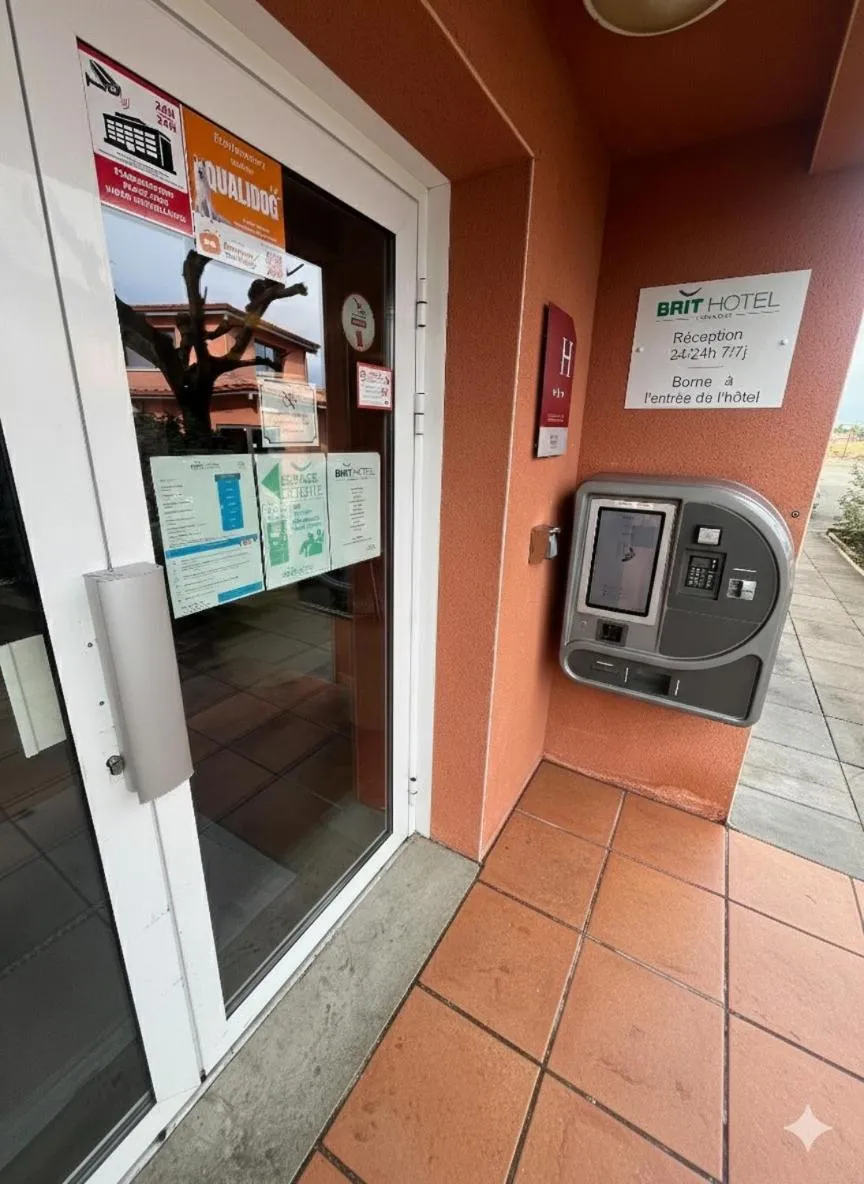 Facade/entrance in Brit Hotel Confort Montauban