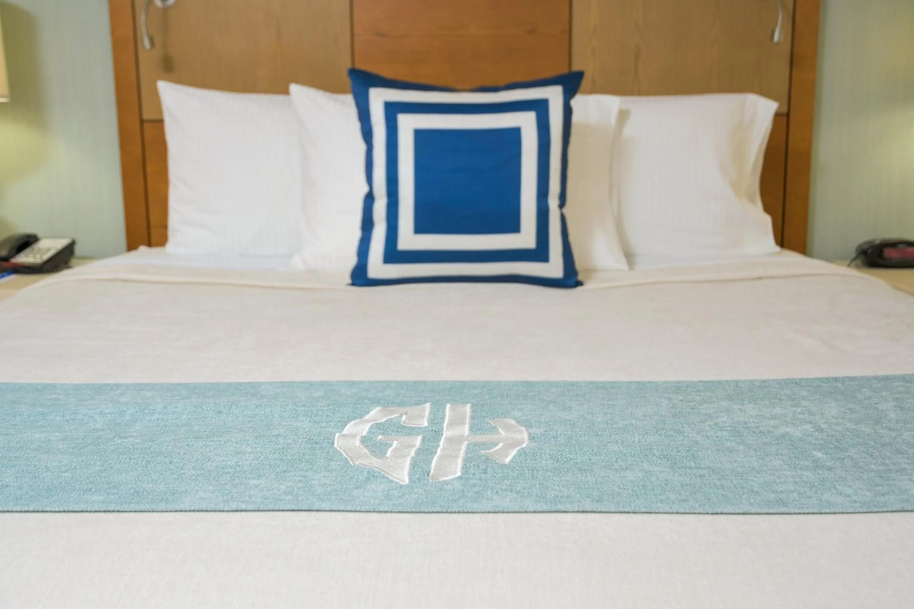 Bed in Gateway Hotel Santa Monica