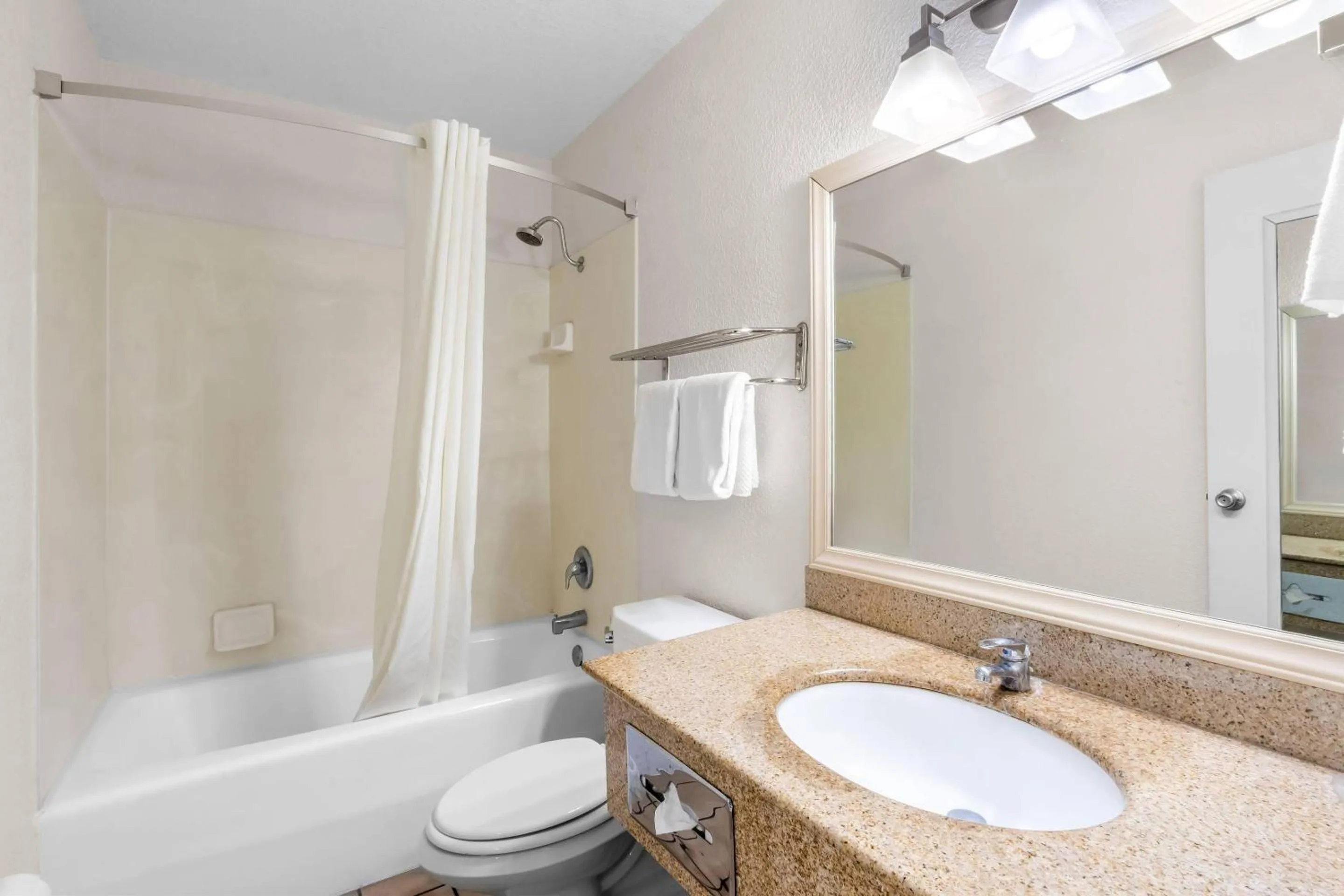 Bedroom in Quality Inn & Suites Lake Havasu City