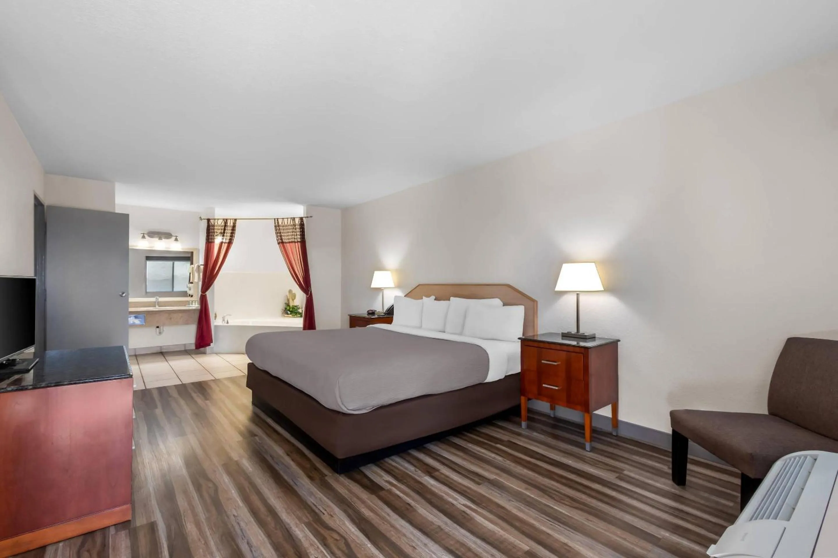 Bedroom, Bed in Quality Inn & Suites Lake Havasu City