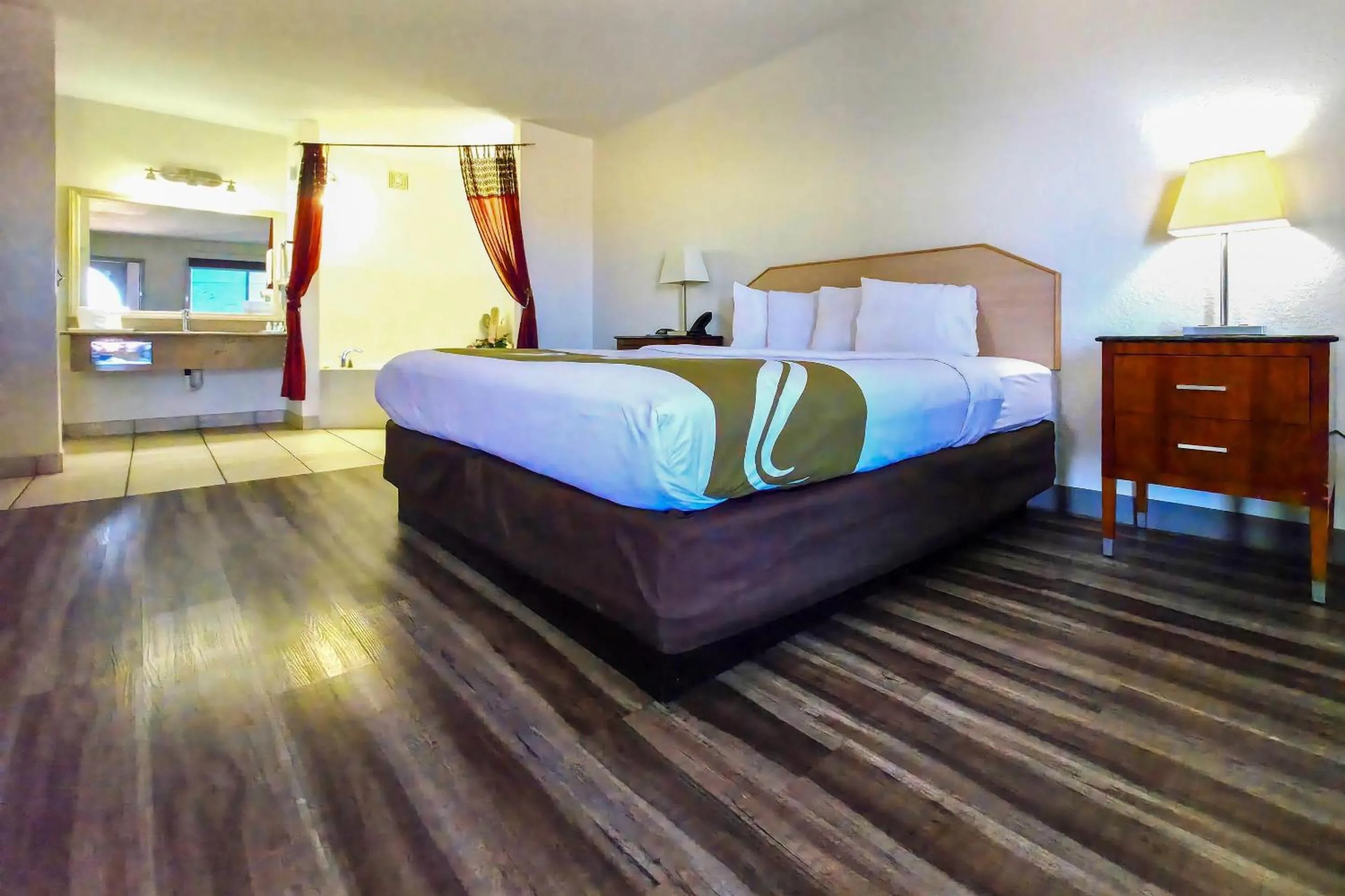 Bedroom, Bed in Quality Inn & Suites Lake Havasu City
