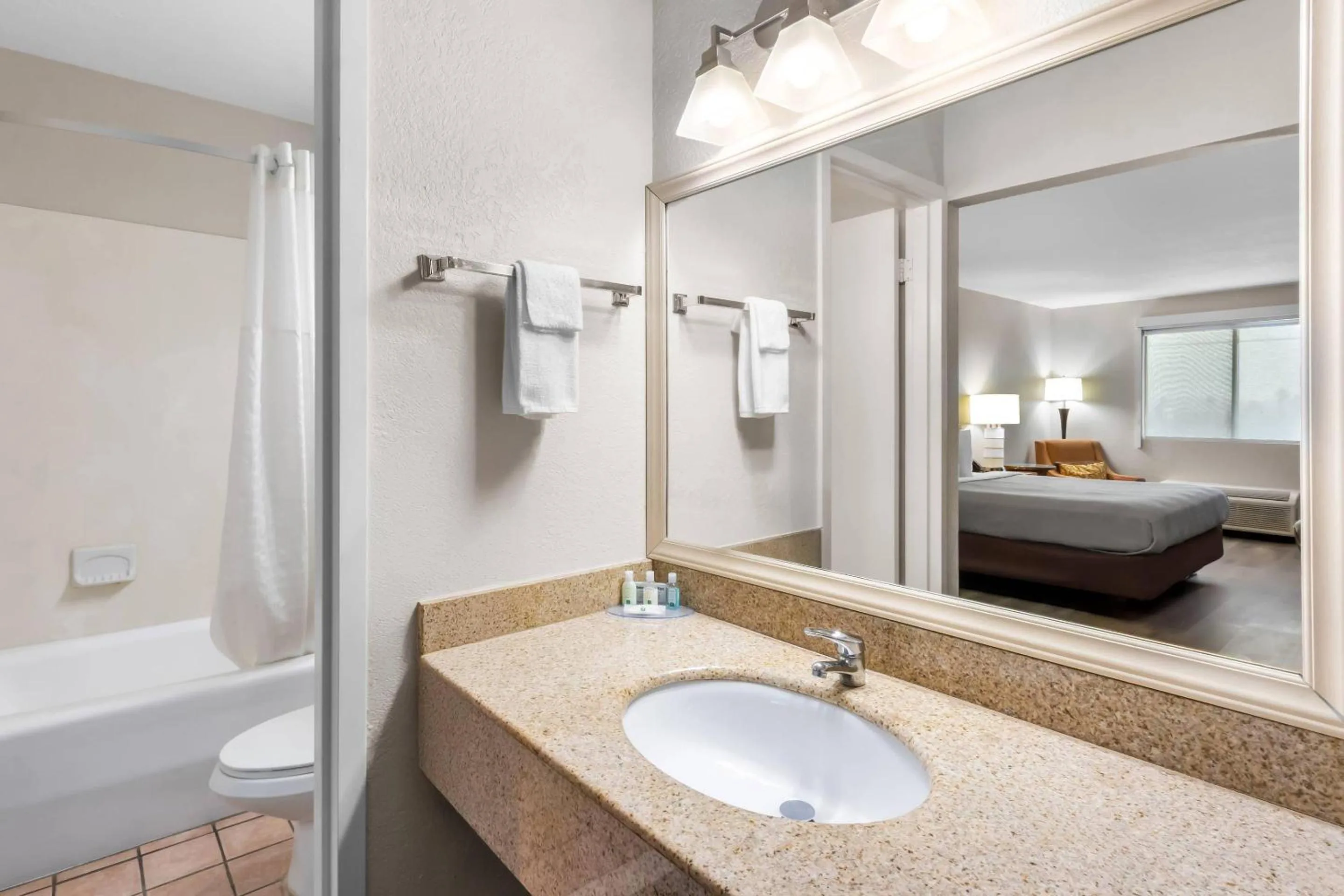 Bedroom in Quality Inn & Suites Lake Havasu City