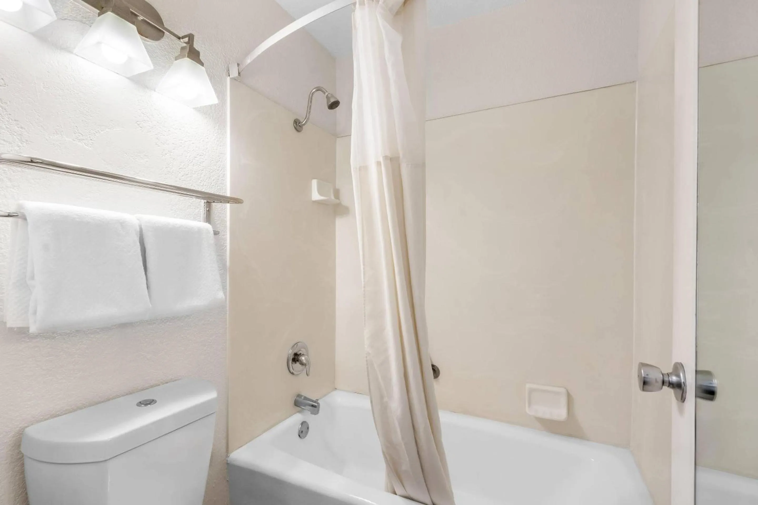 Bedroom in Quality Inn & Suites Lake Havasu City