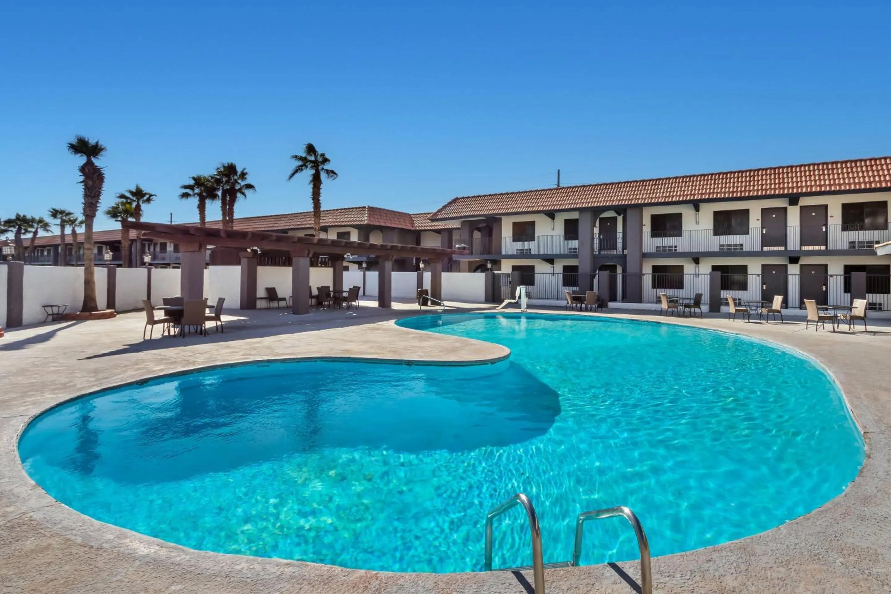 Swimming pool in Quality Inn & Suites Lake Havasu City
