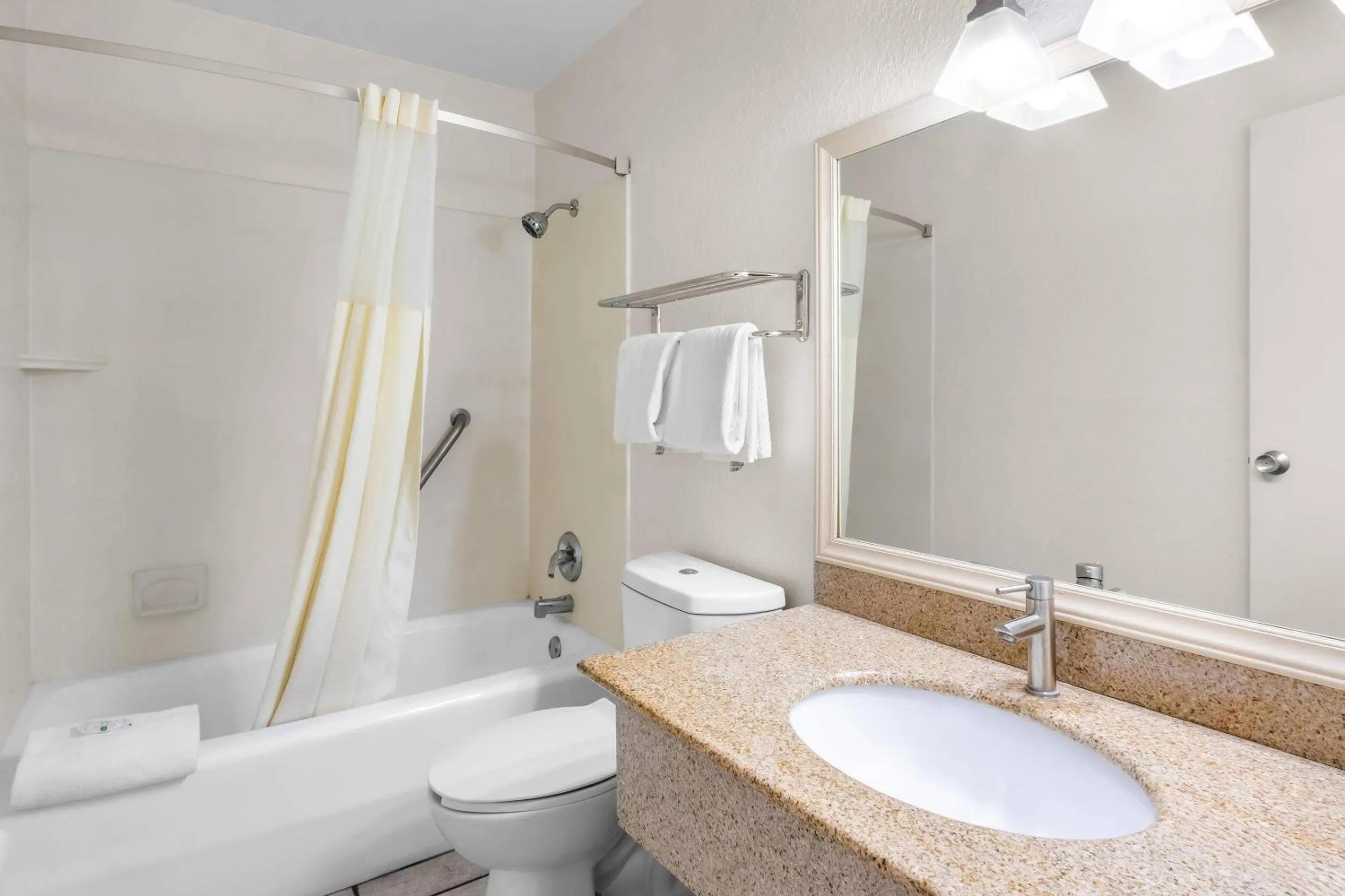 Bedroom in Quality Inn & Suites Lake Havasu City