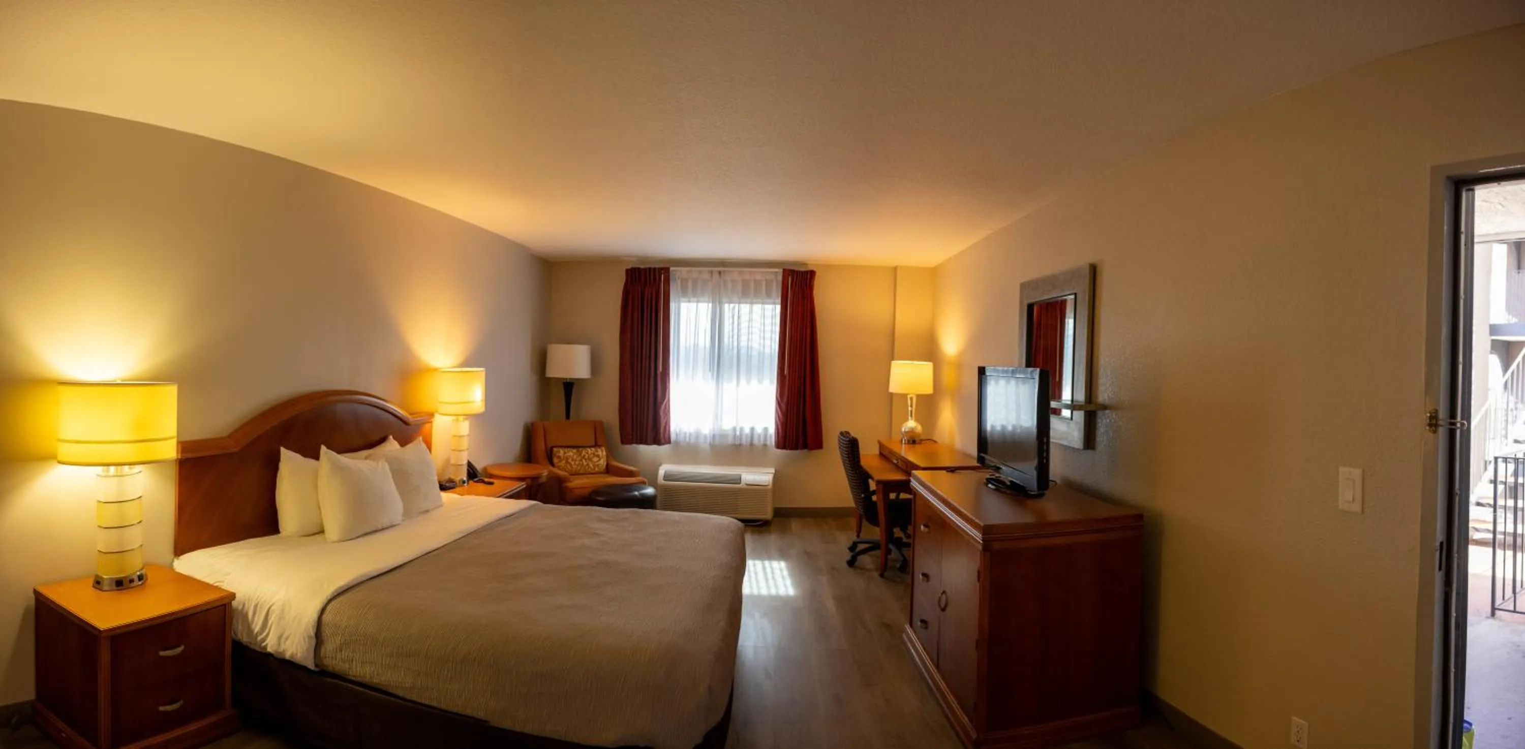 Bed in Quality Inn & Suites Lake Havasu City