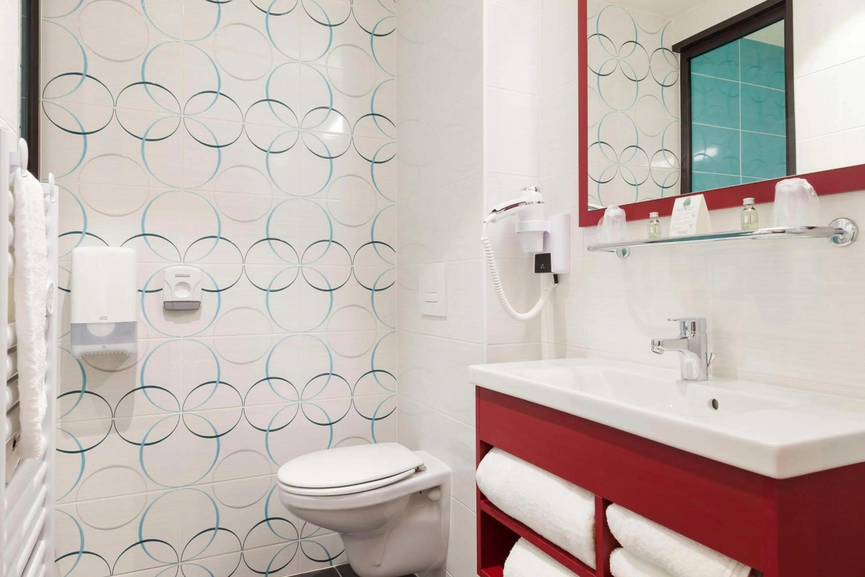 Toilet in Brit Hotel Privilège Figeac