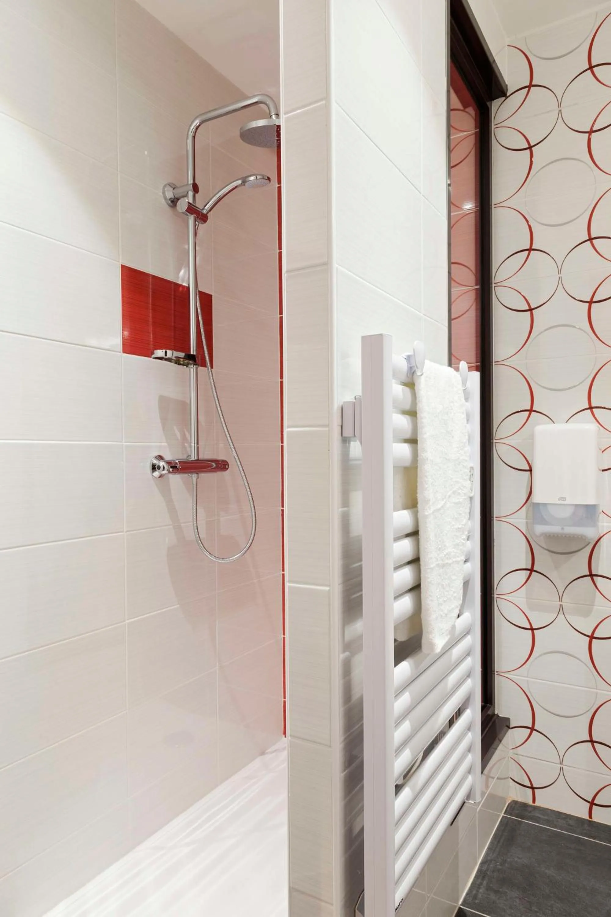 Shower in Brit Hotel Privilège Figeac