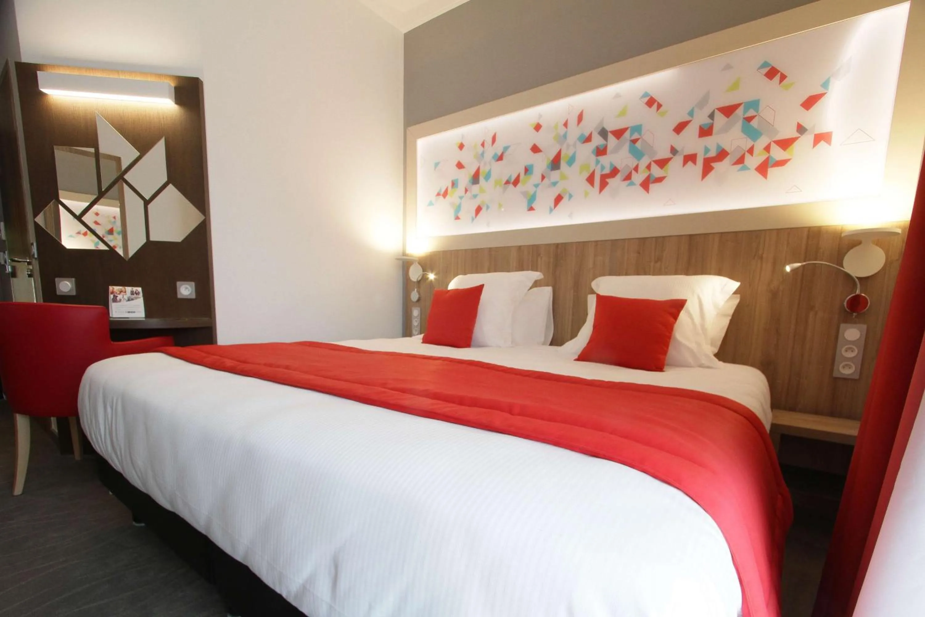 Bedroom, Bed in Brit Hotel Privilège Figeac