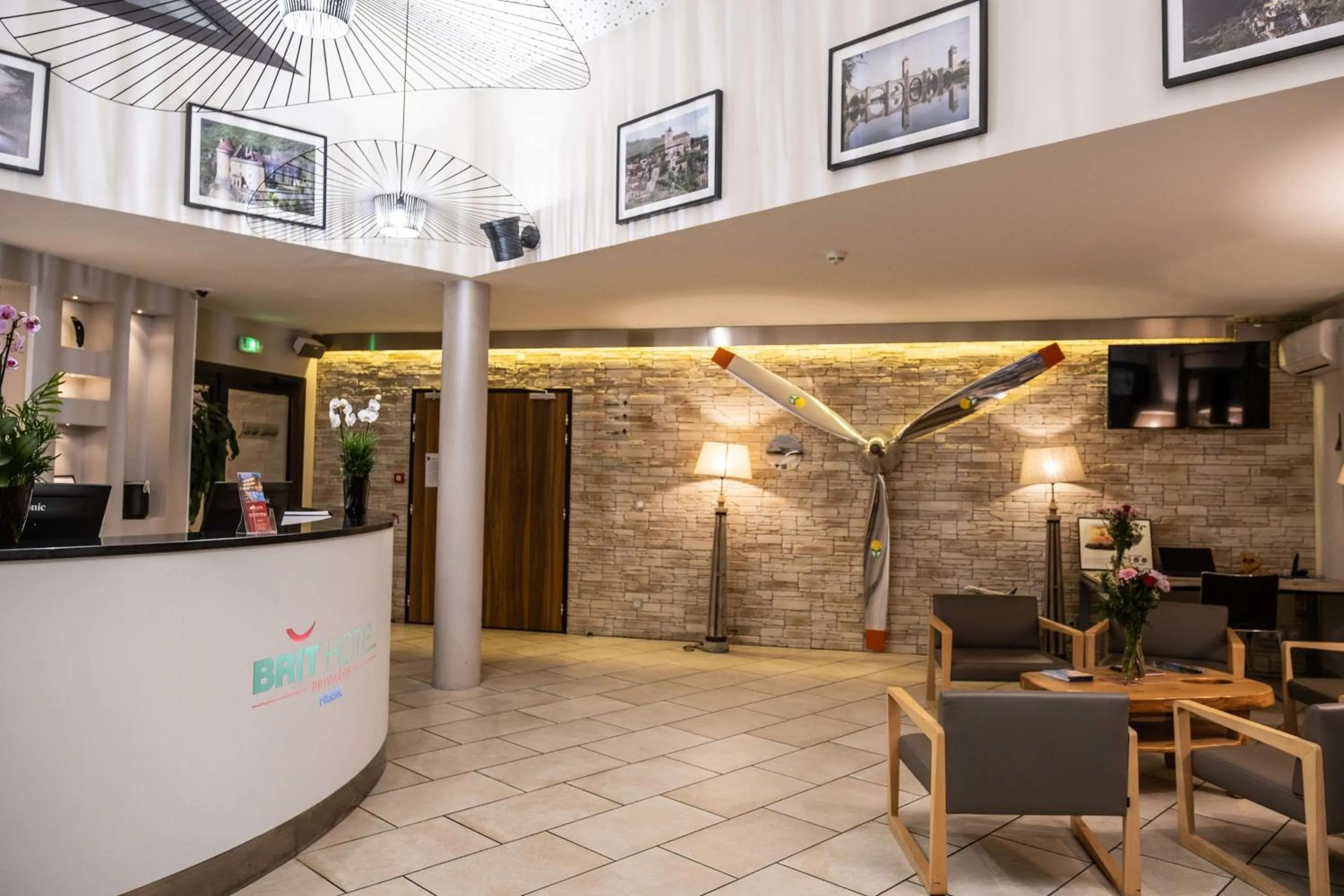 Lobby or reception in Brit Hotel Privilège Figeac