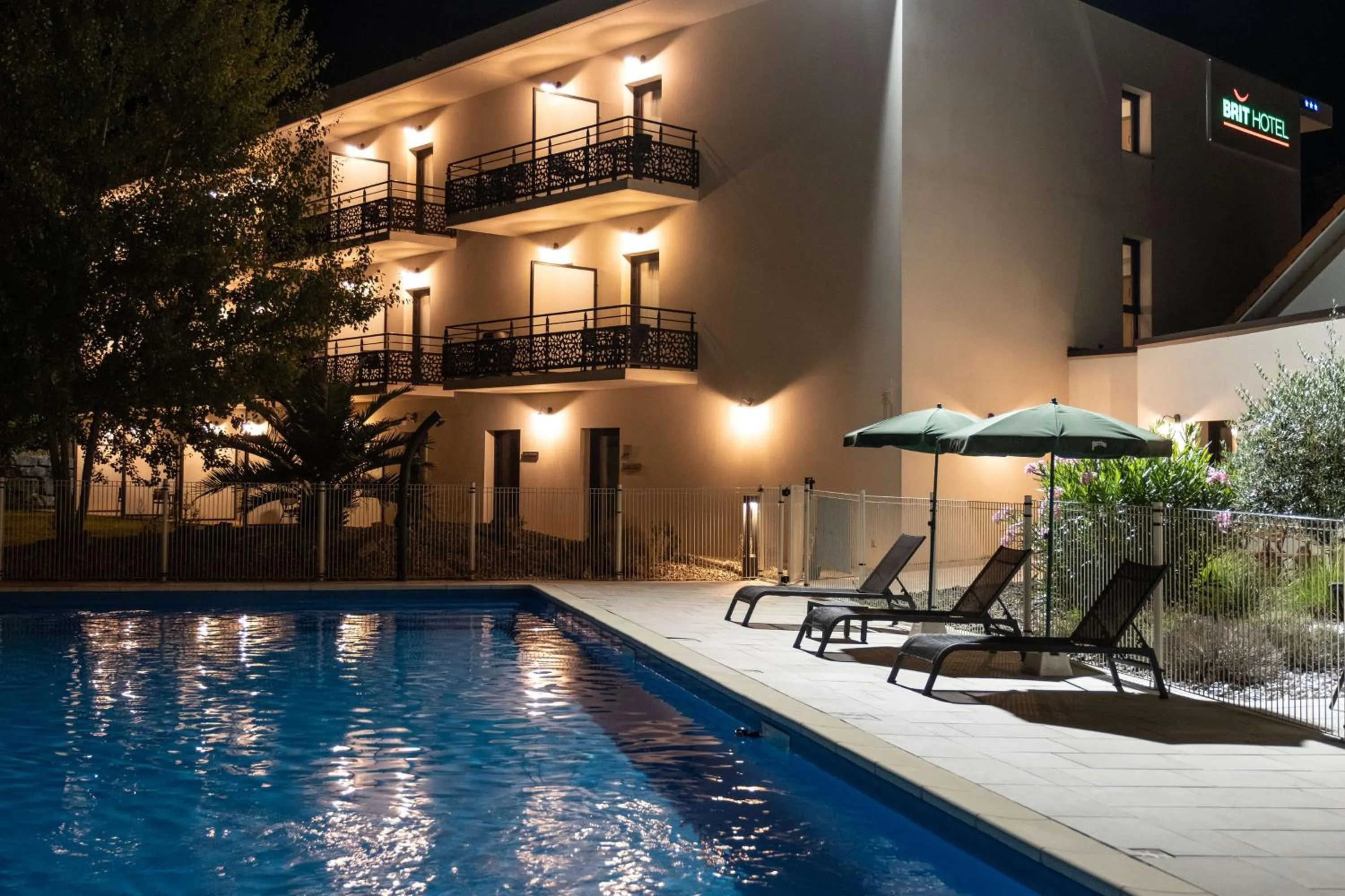 Pool view in Brit Hotel Privilège Figeac