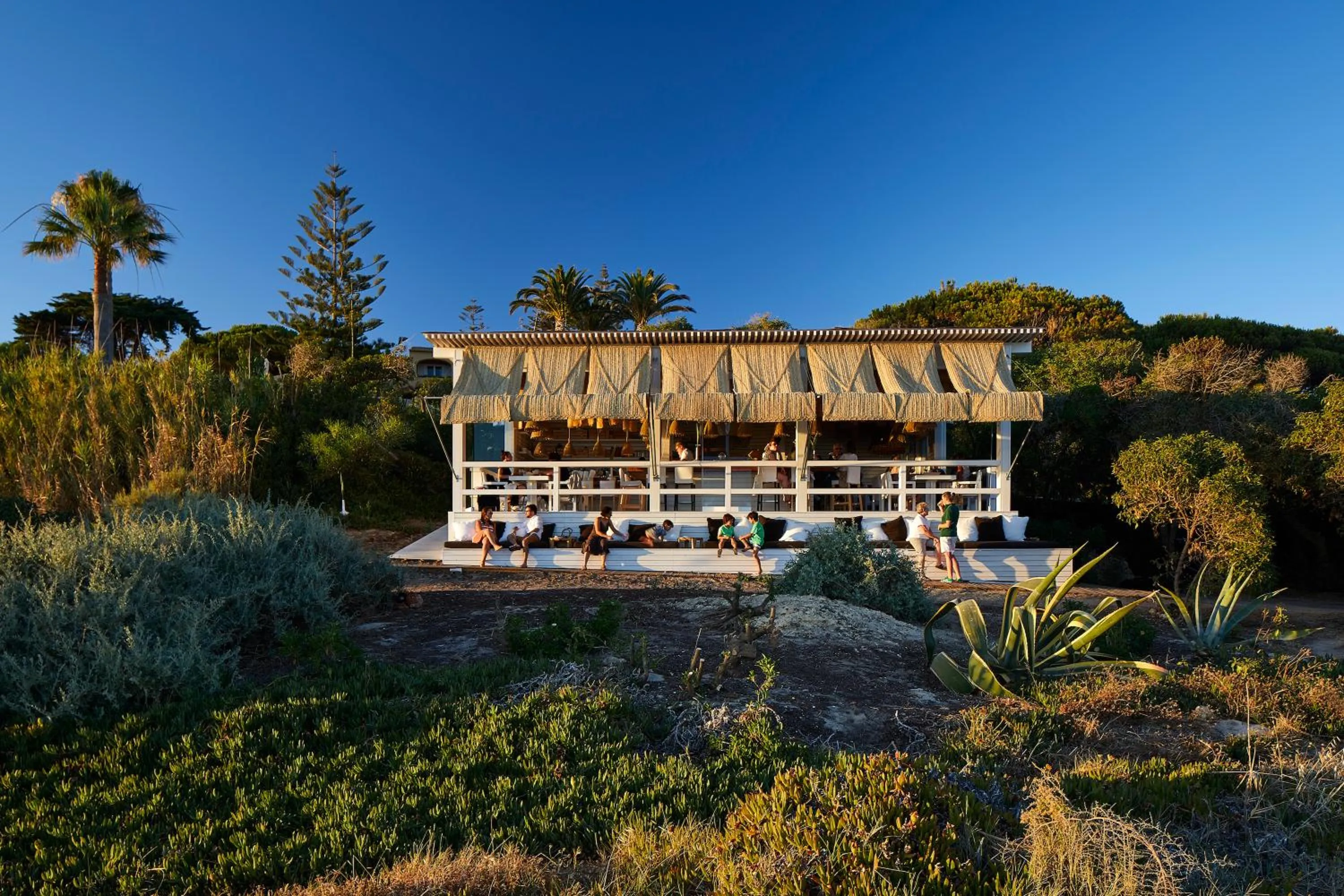 Restaurant/places to eat in Vila Joya