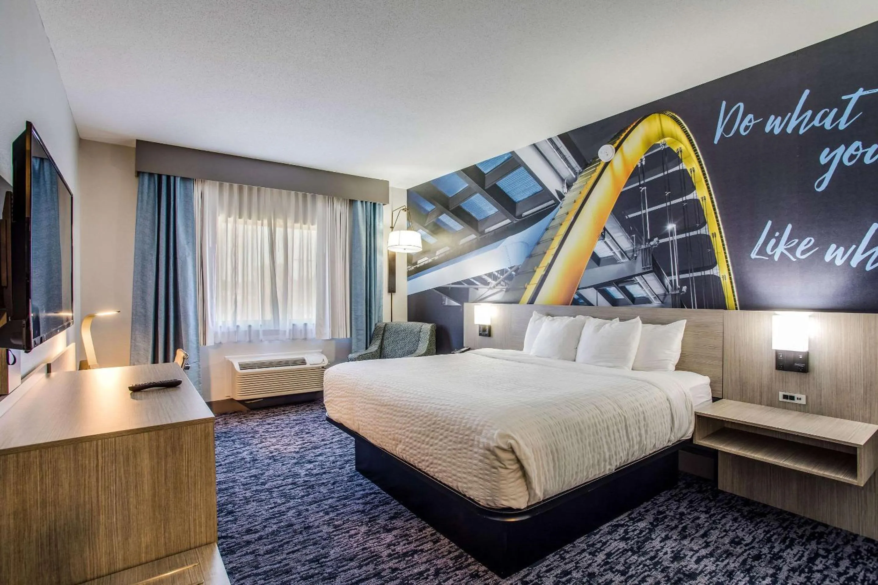 Bedroom, Bed in Clarion Pointe Franklin - Nashville Area