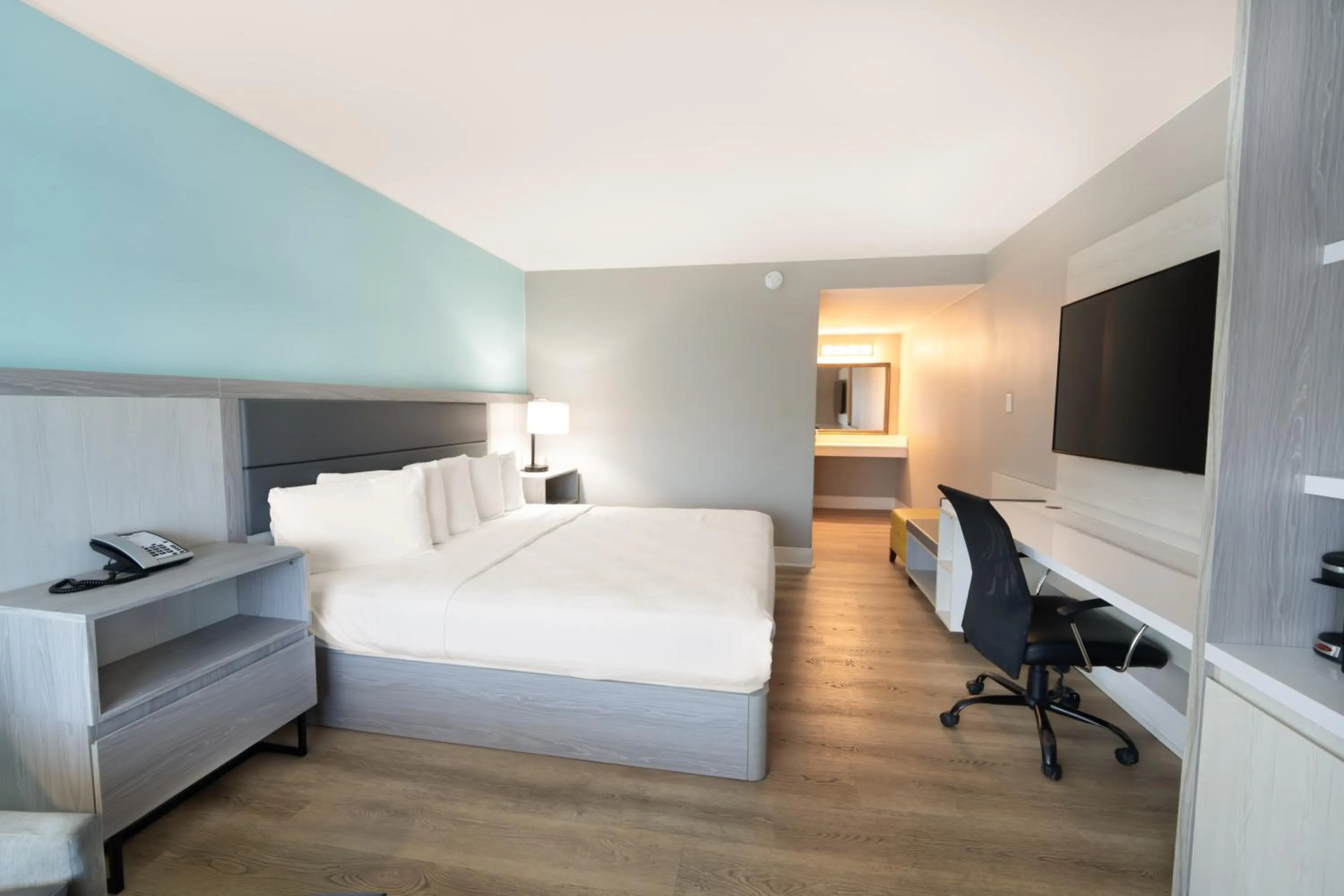 Bedroom, Bed in Best Western Seaside Inn