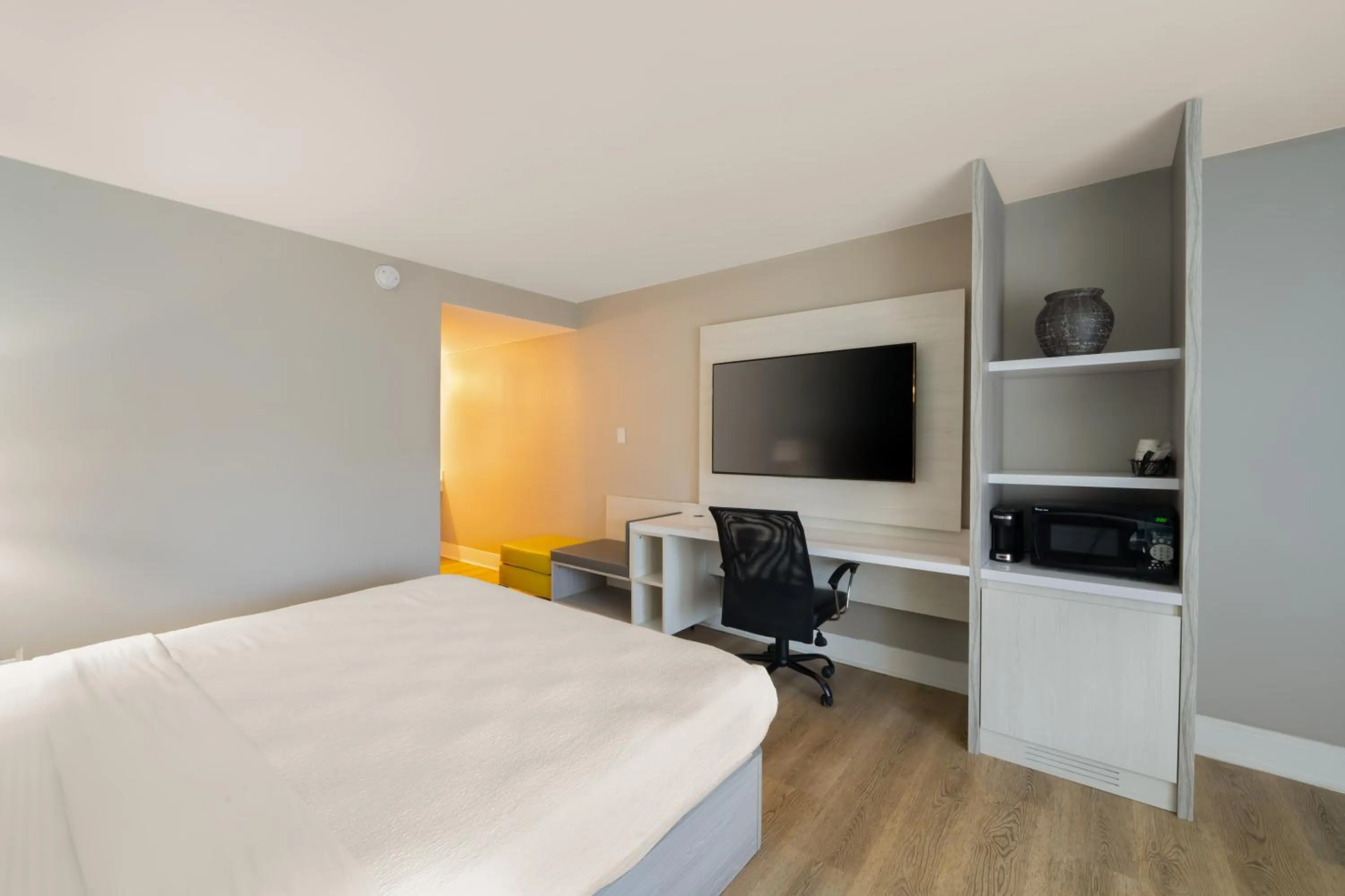 Bedroom, Bed in Best Western Seaside Inn