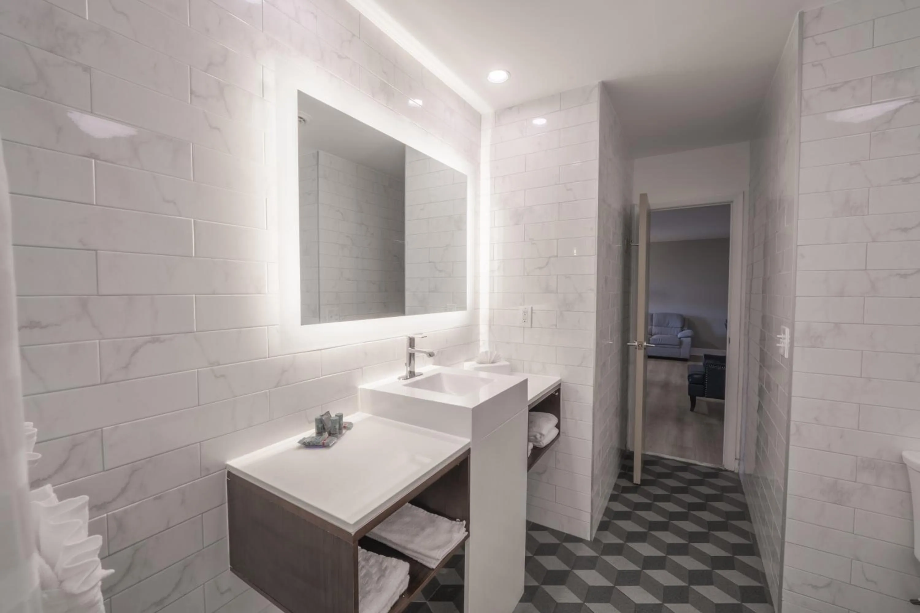 Shower in Best Western Seaside Inn