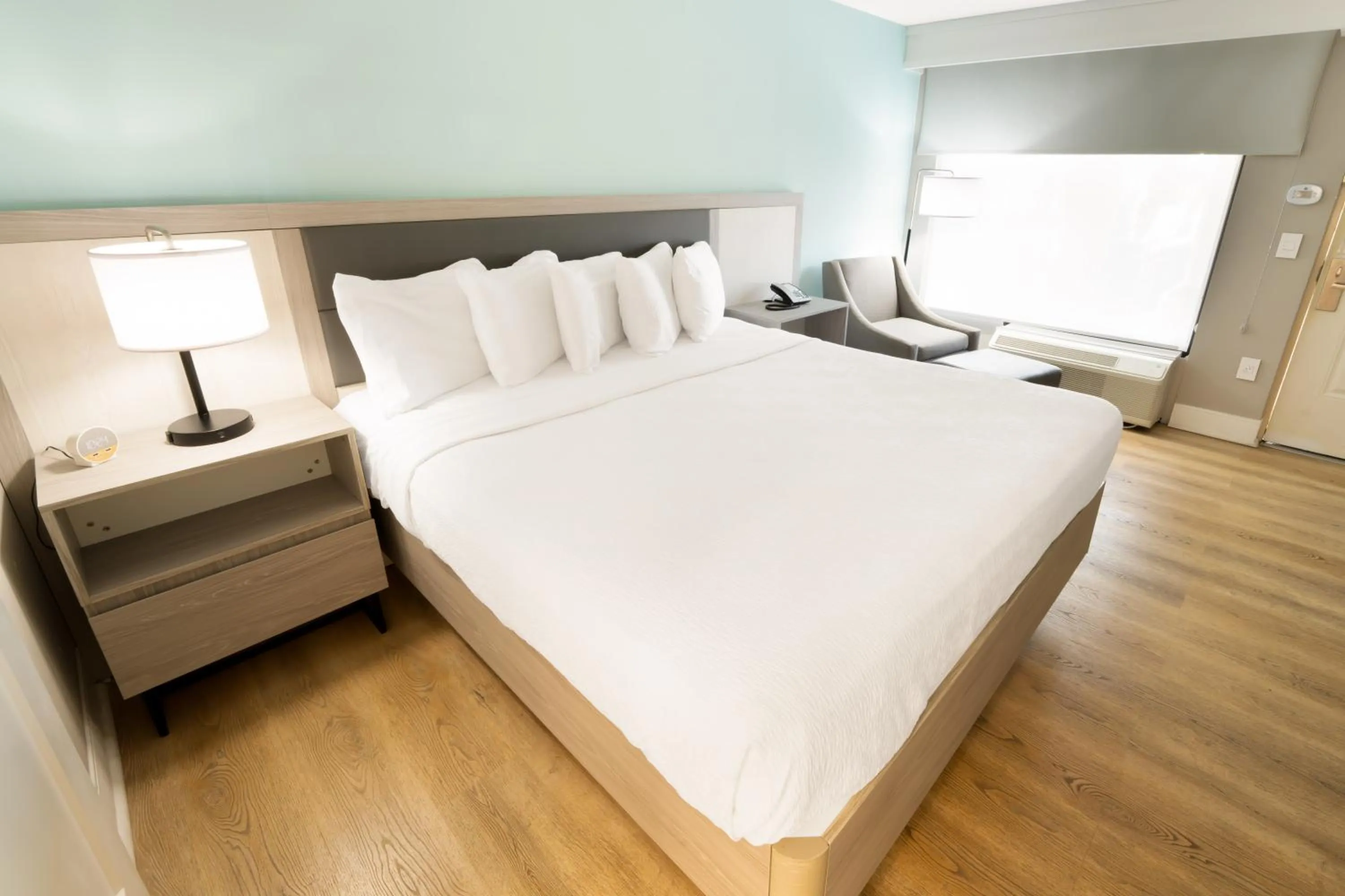 Bedroom, Bed in Best Western Seaside Inn