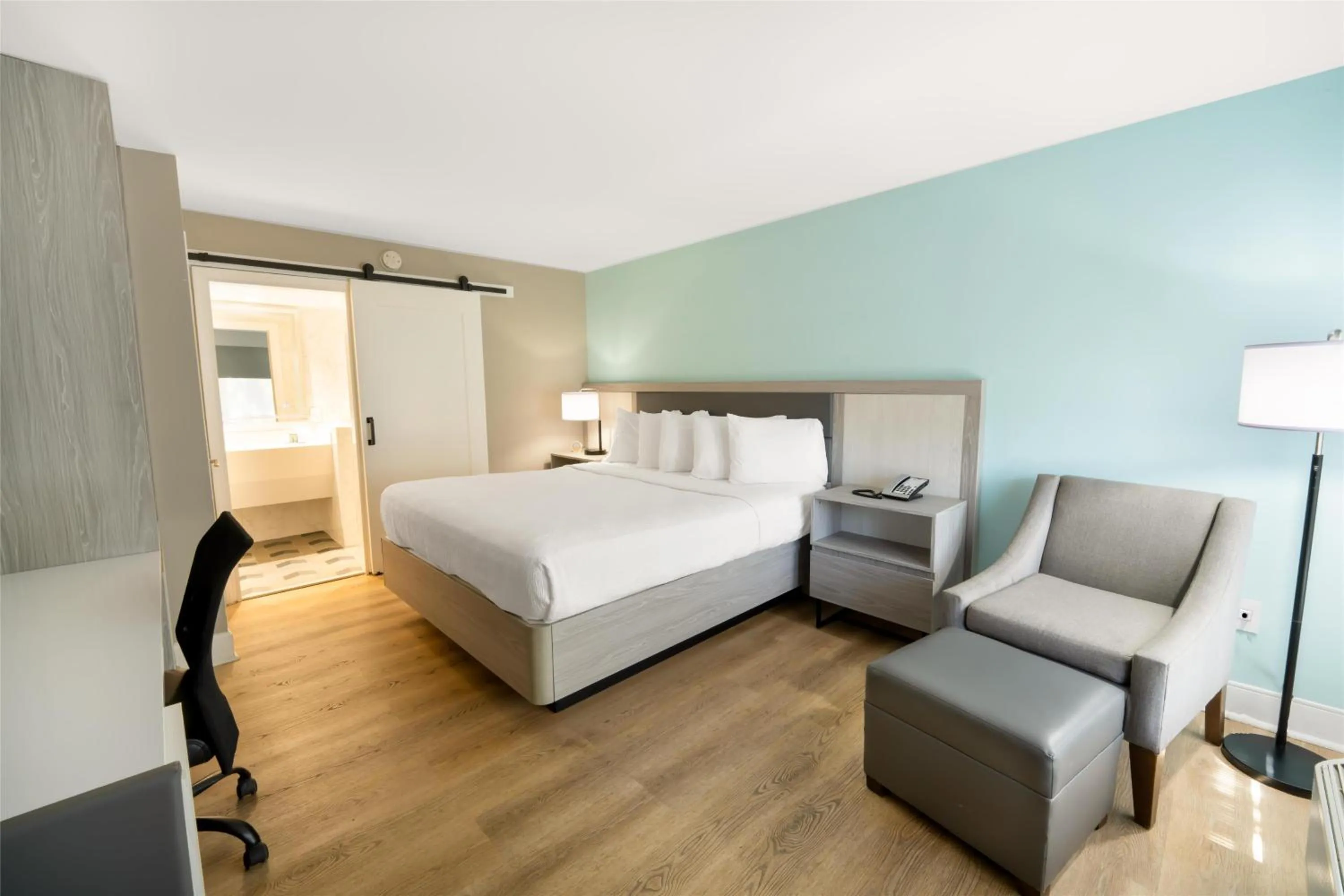 Bedroom, Bed in Best Western Seaside Inn