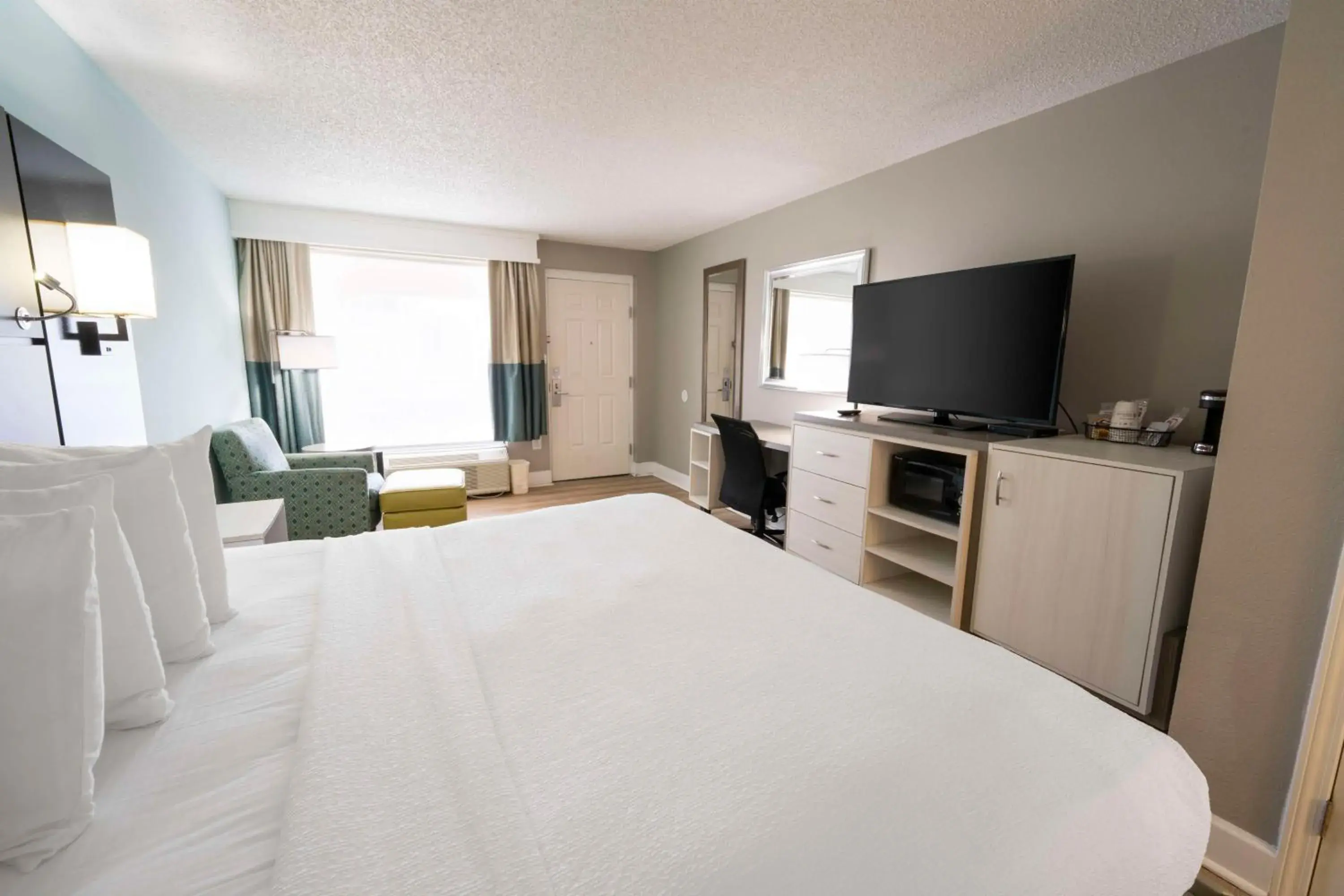 King Room with Walk-in Shower - Non-Smoking/Disability Access in Best Western St. Augustine Beach Inn King Room with Walk-in Shower - Non-Smoking/Disability Access in Best Western St. Augustine Beach Inn