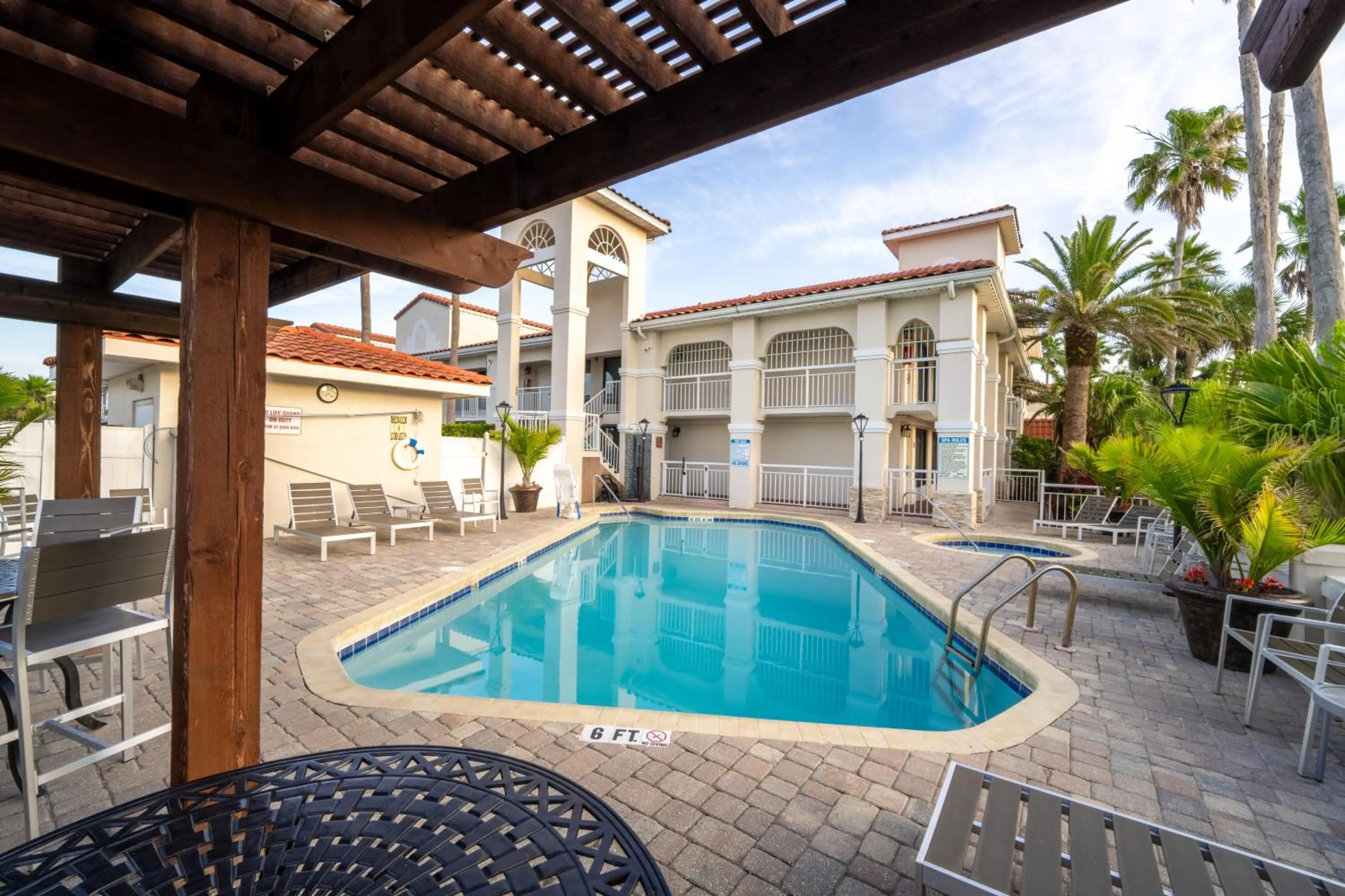 Swimming pool in Best Western Seaside Inn