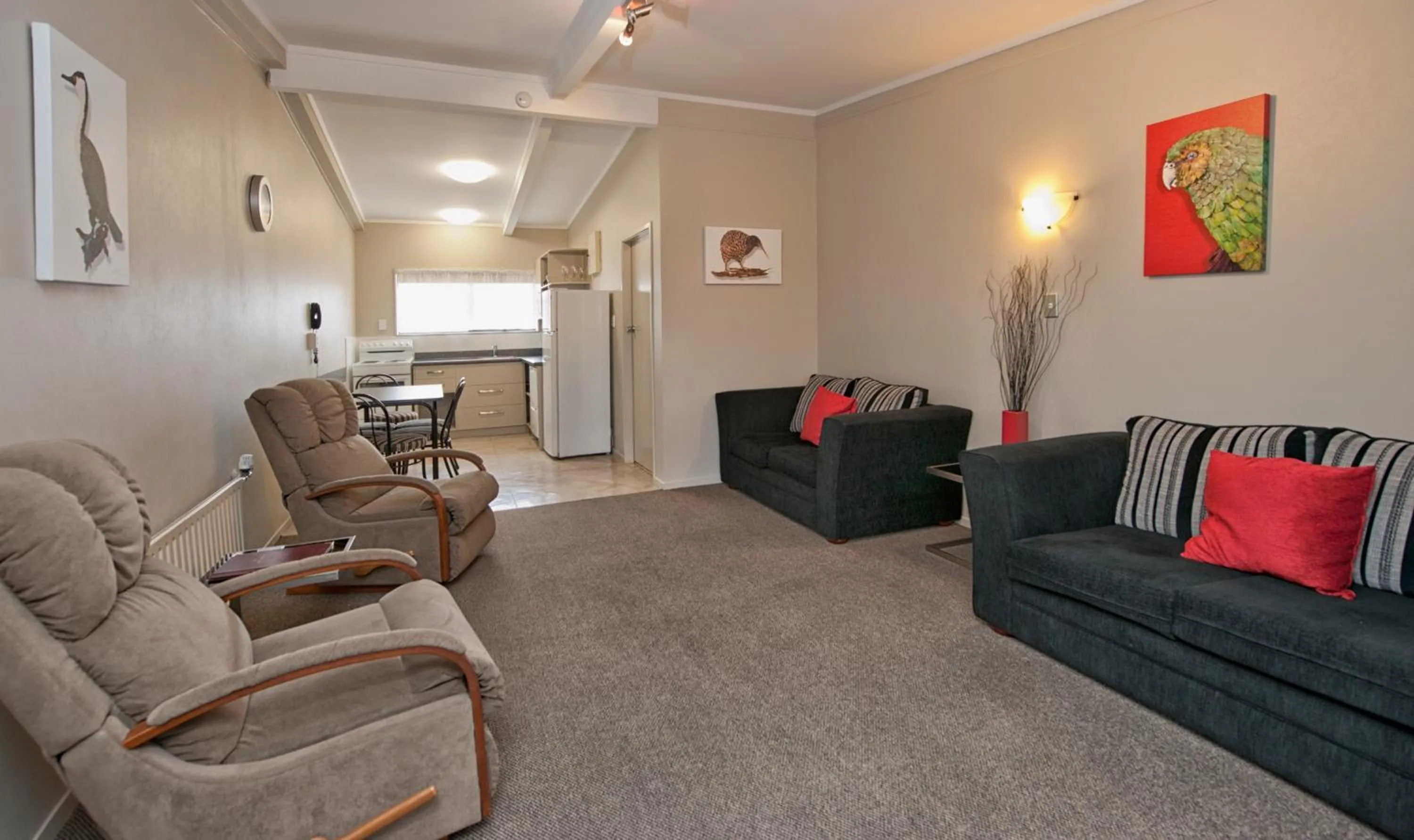 Living room in Sport Of Kings Motel