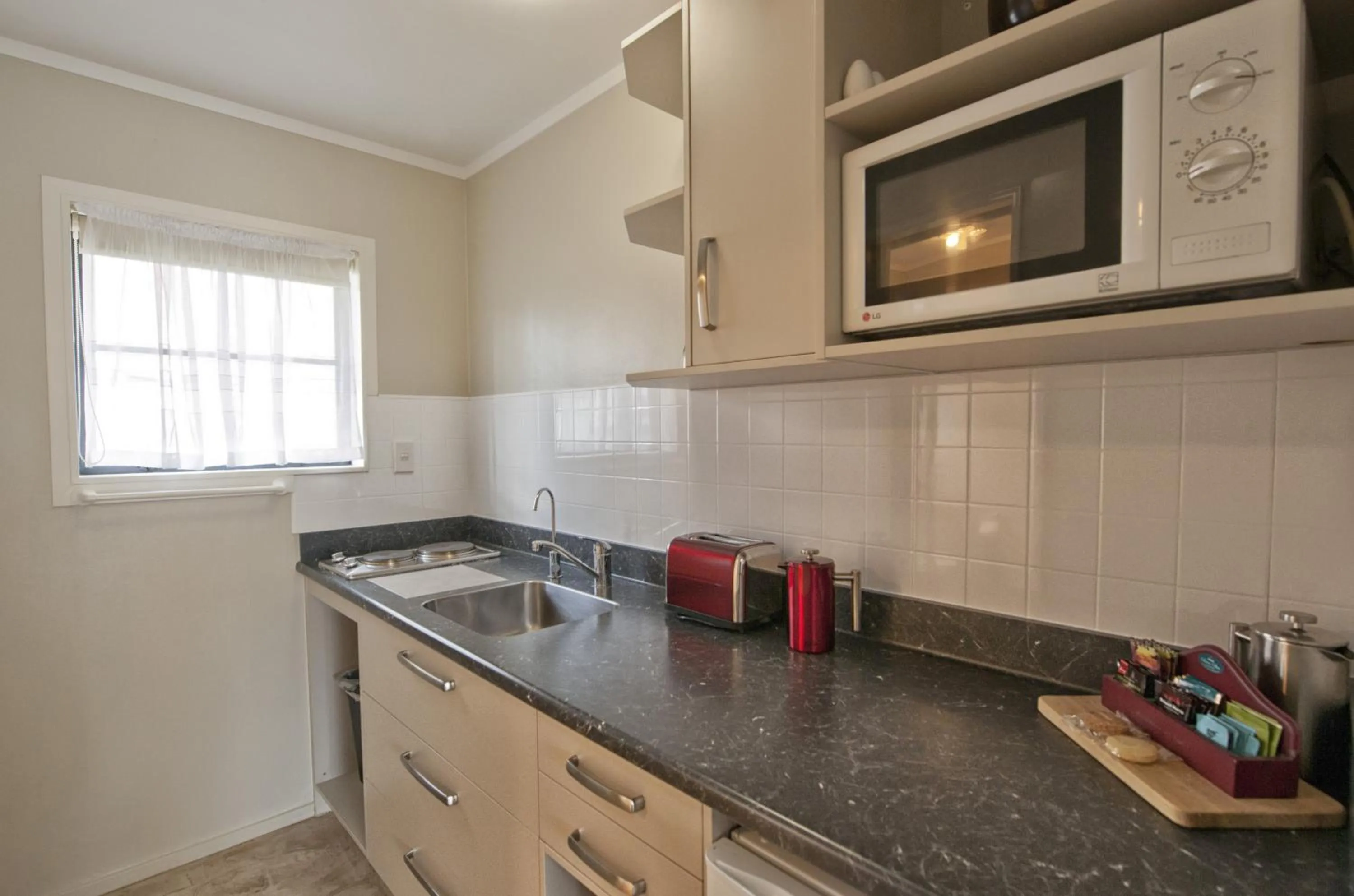 Kitchen or kitchenette in Sport Of Kings Motel