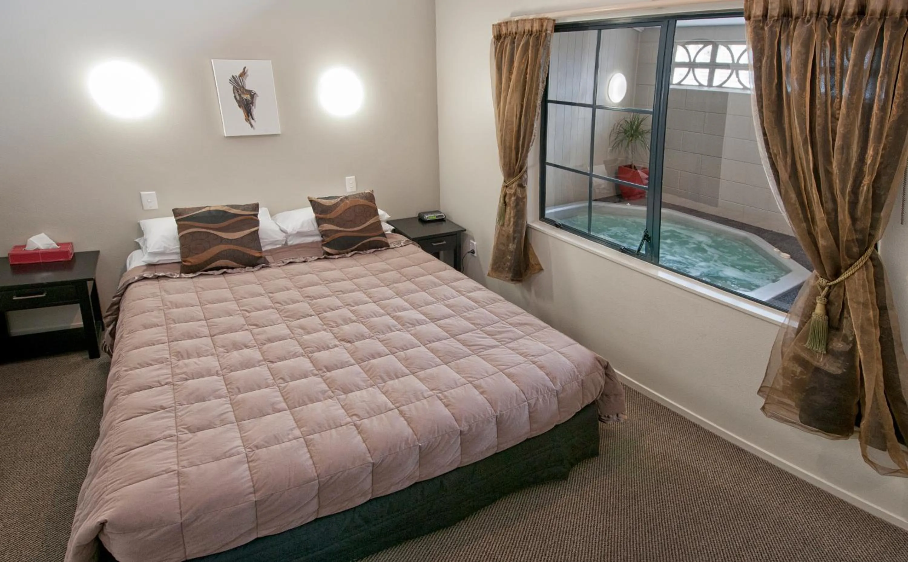 Bed in Sport Of Kings Motel