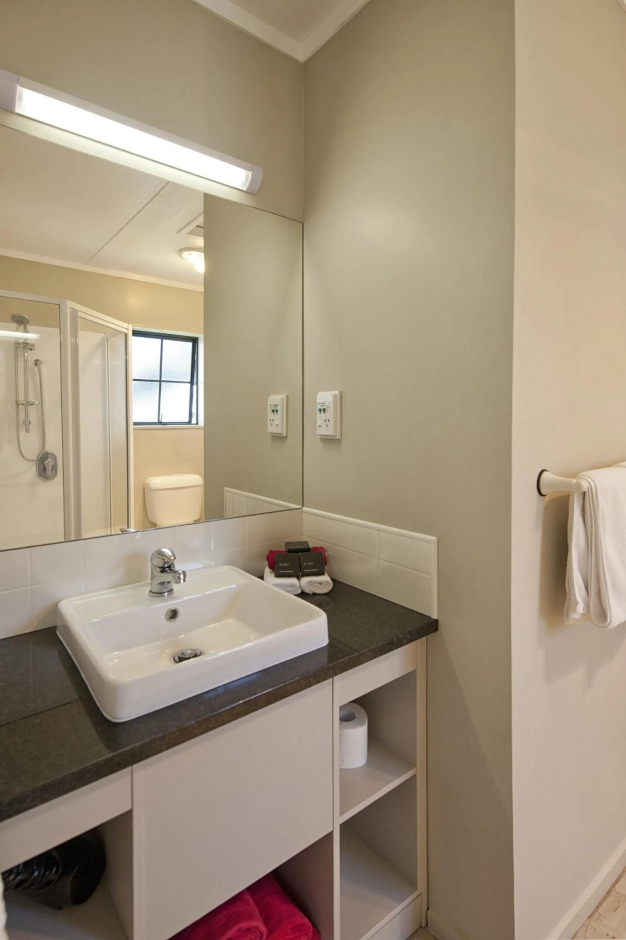 Bathroom, Bed in Sport Of Kings Motel