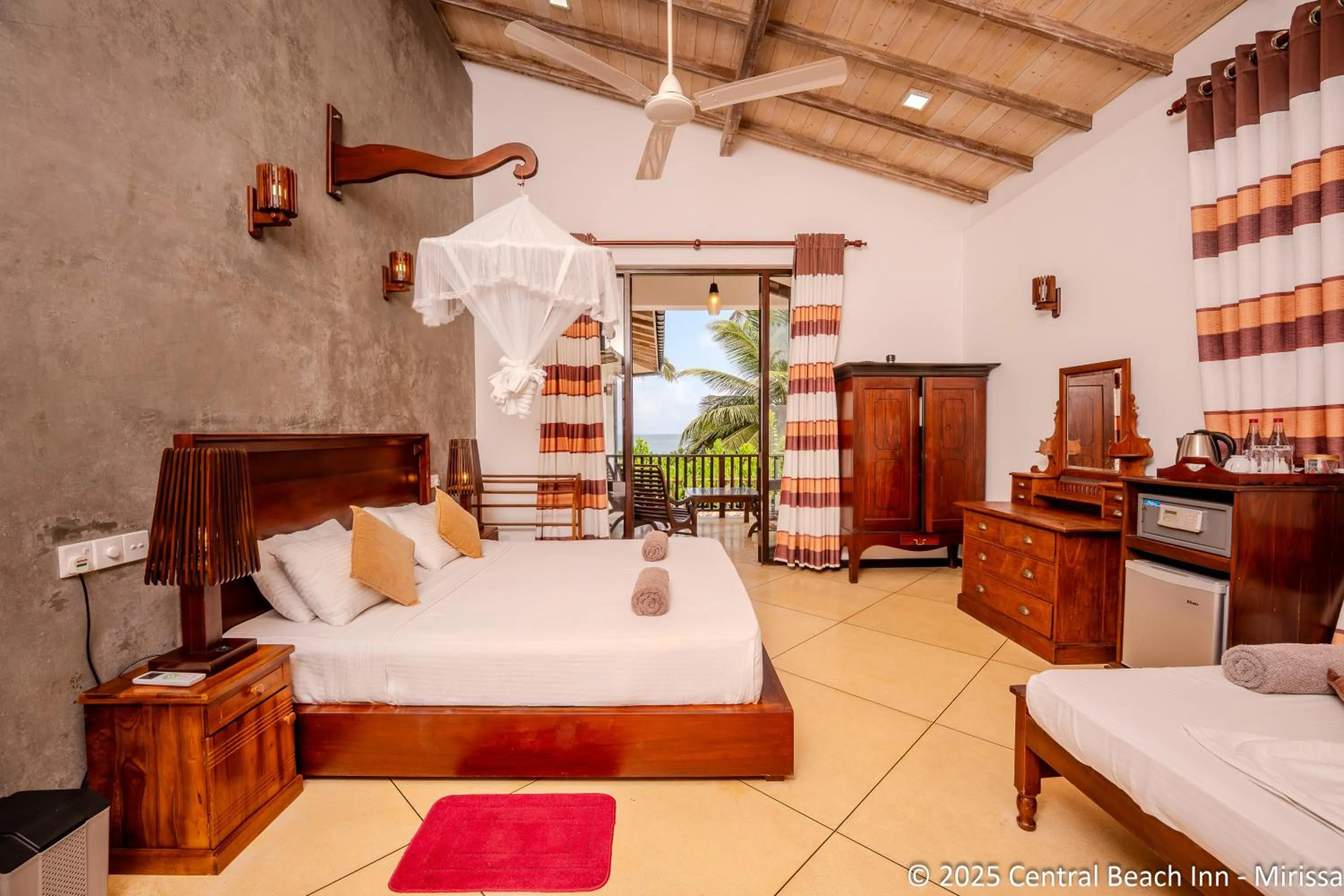 Photo of the whole room, Bed in Central Beach Inn