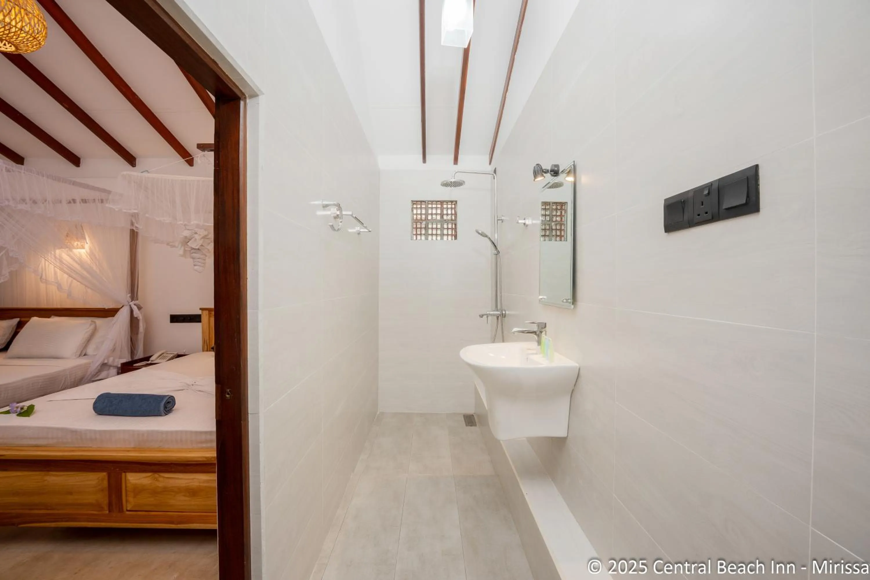 Bathroom, Bed in Central Beach Inn