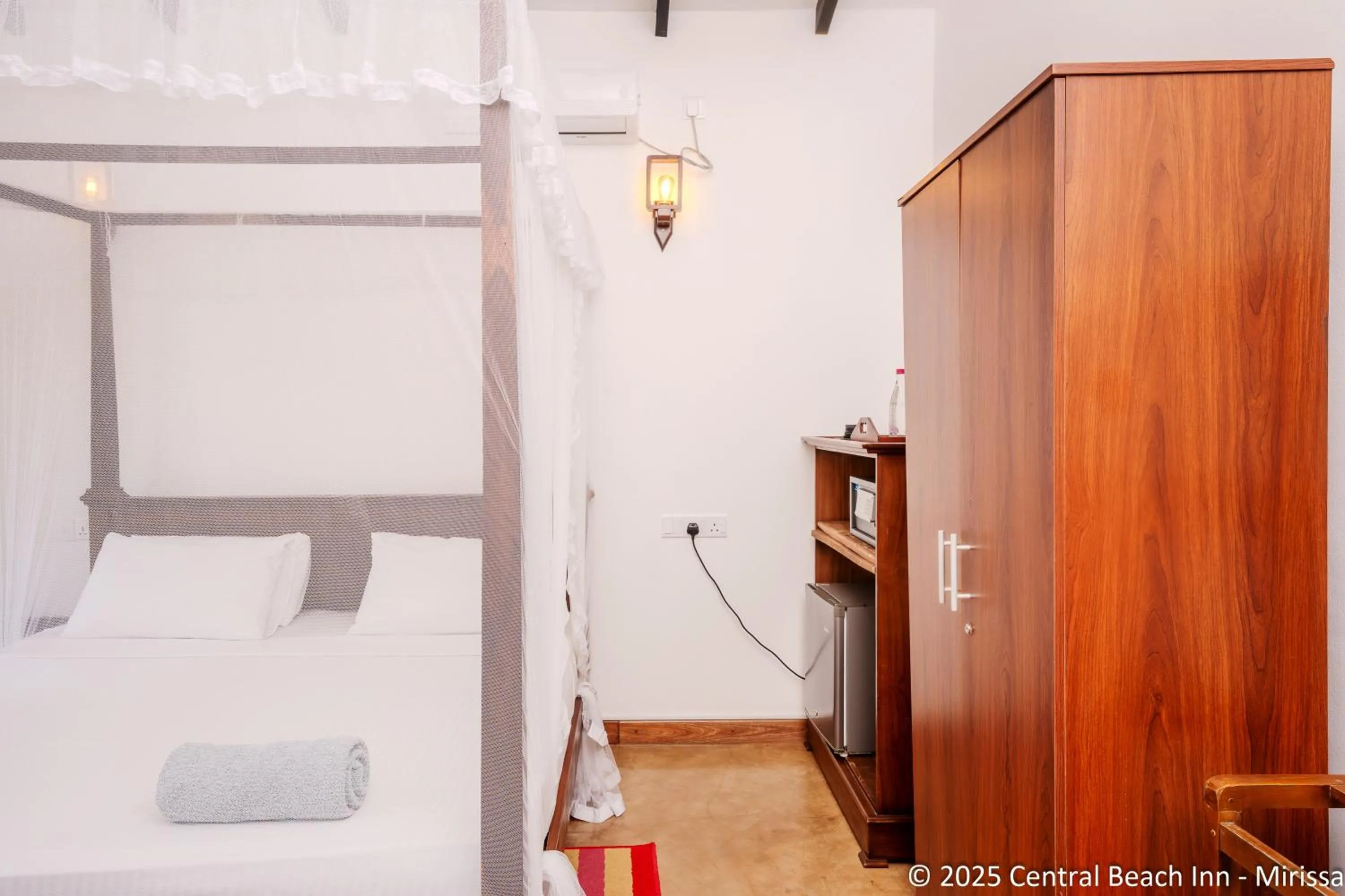 wardrobe, Bed in Central Beach Inn