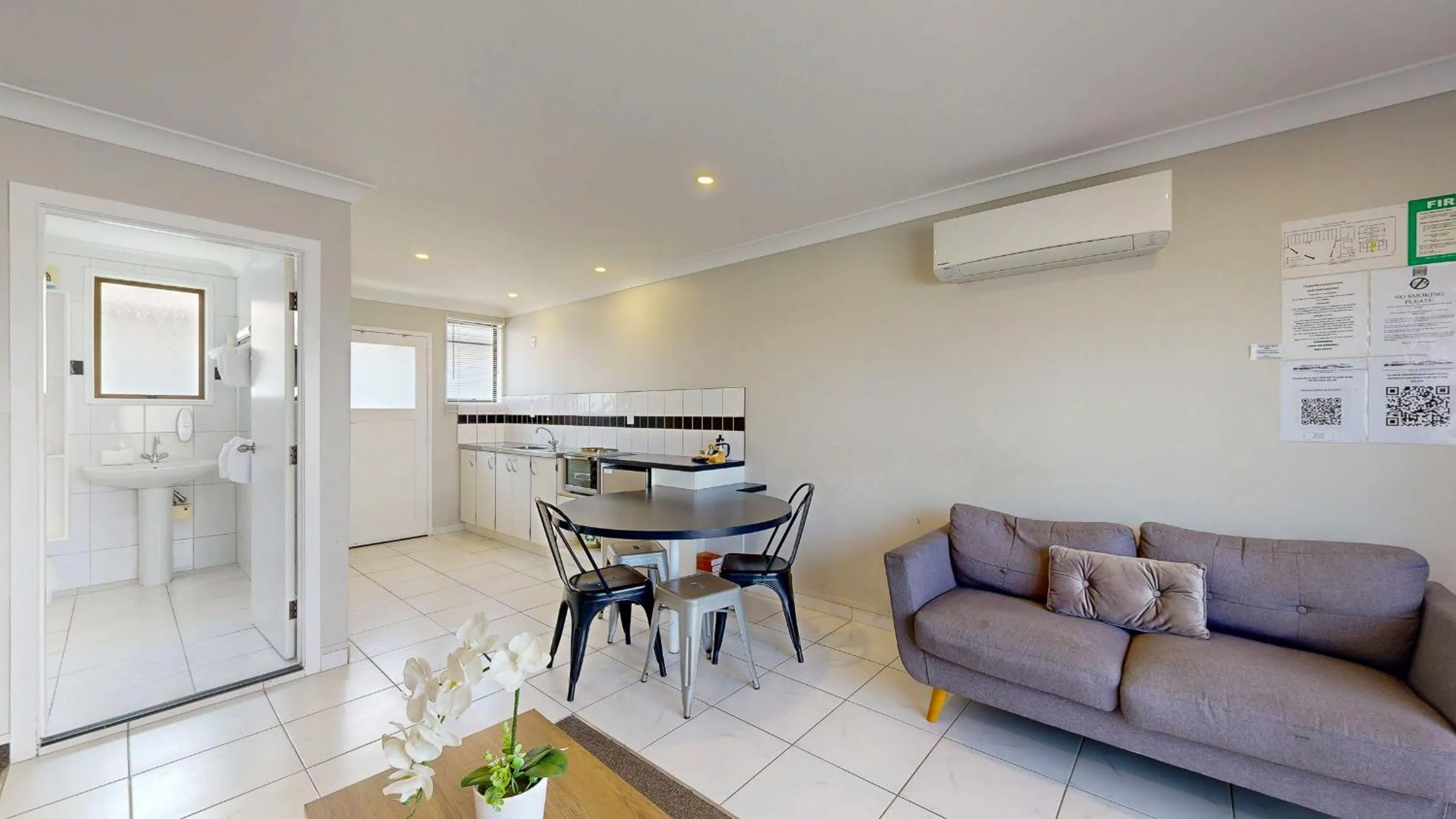 Kitchen or kitchenette in Albatross Motel