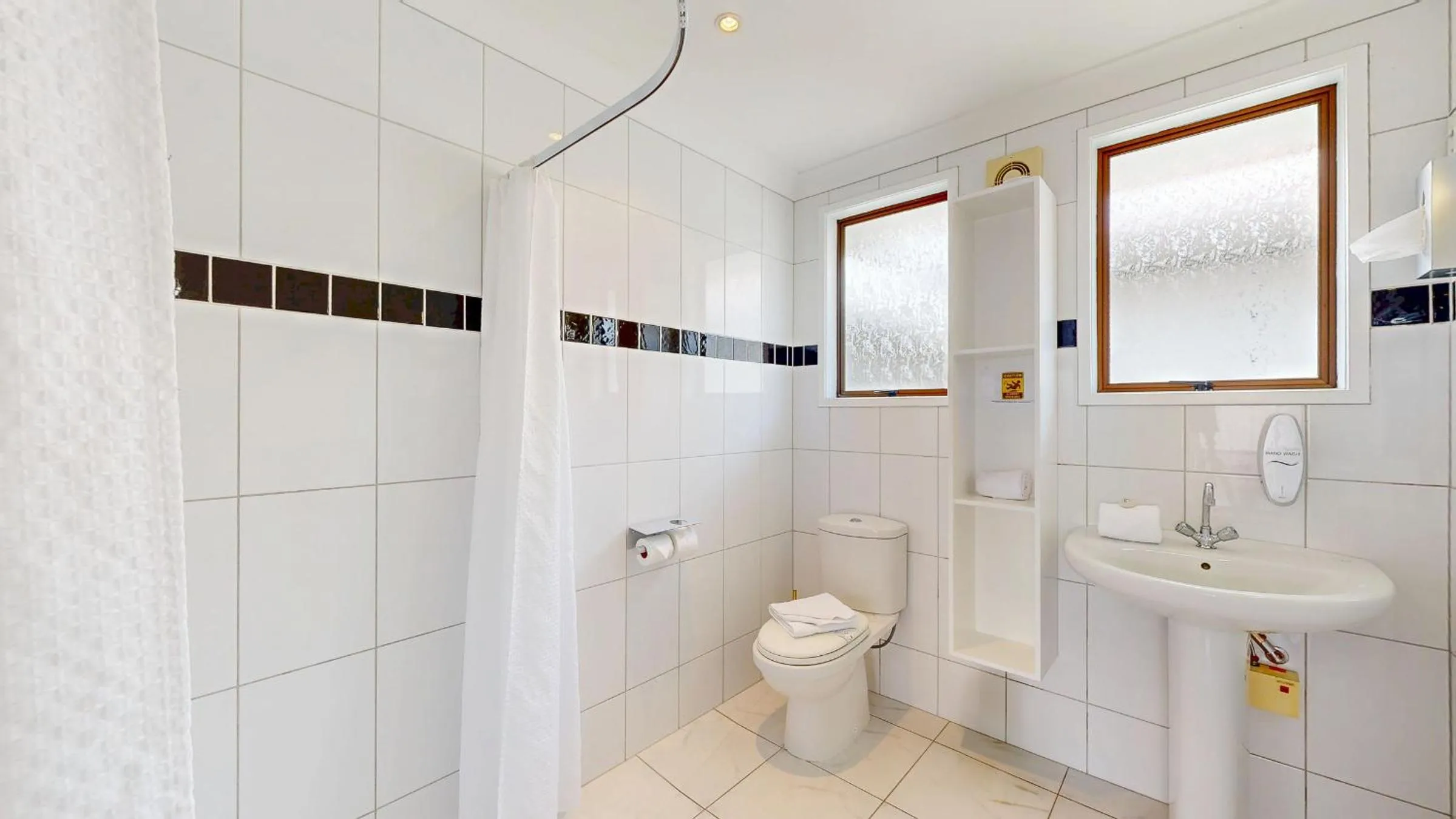 Bathroom in Albatross Motel