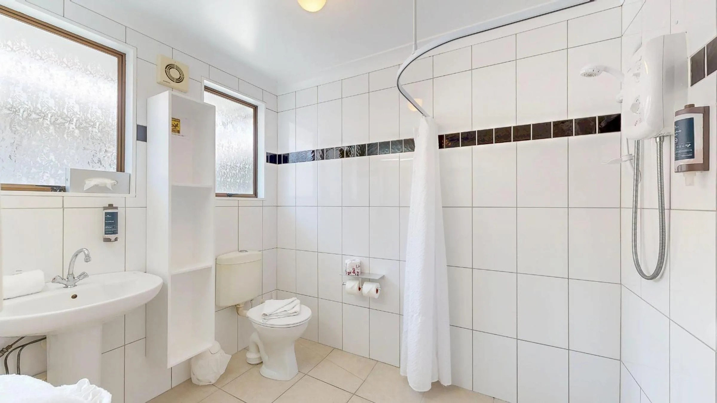 Bathroom in Albatross Motel