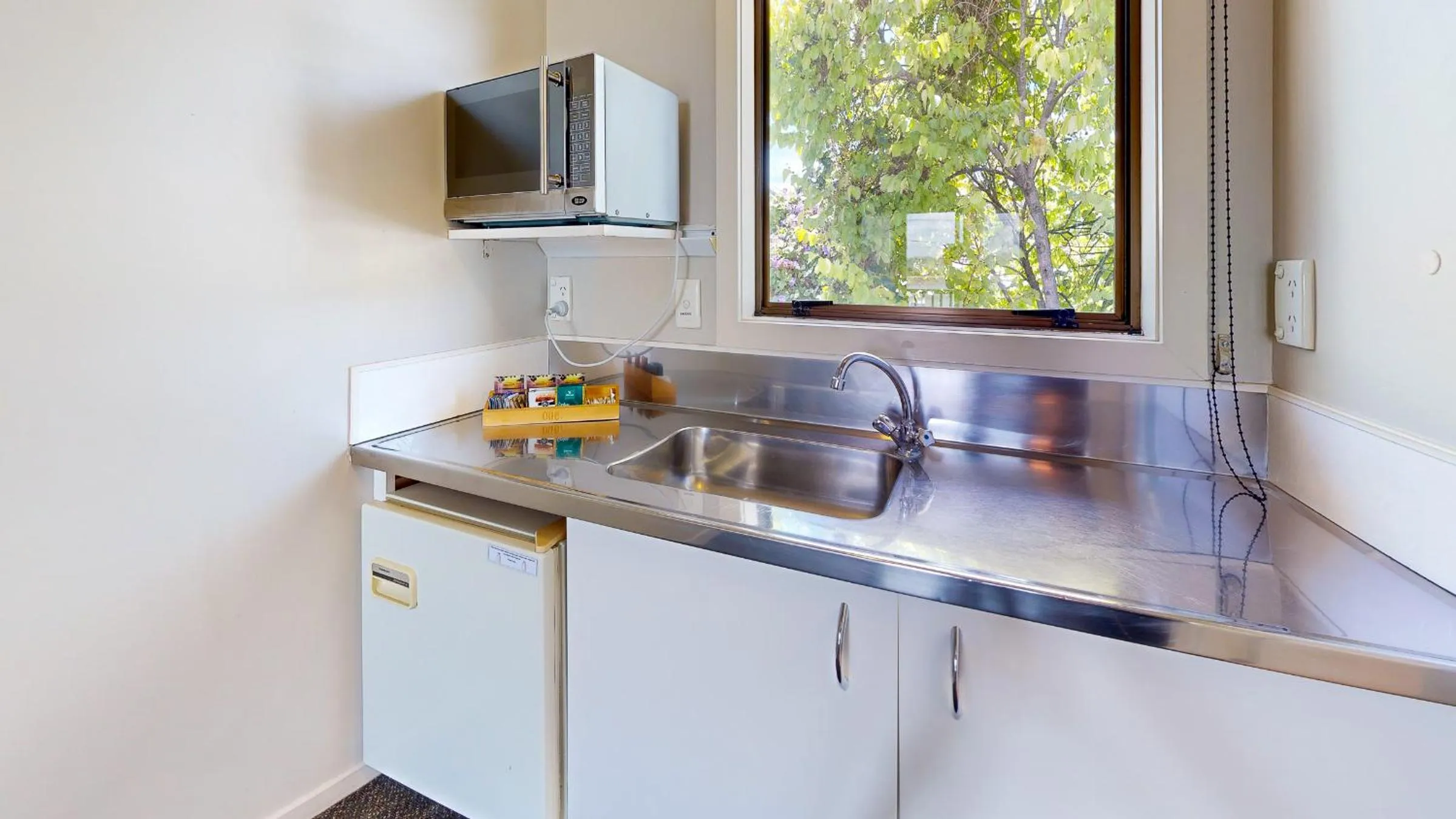 Kitchen or kitchenette in Albatross Motel