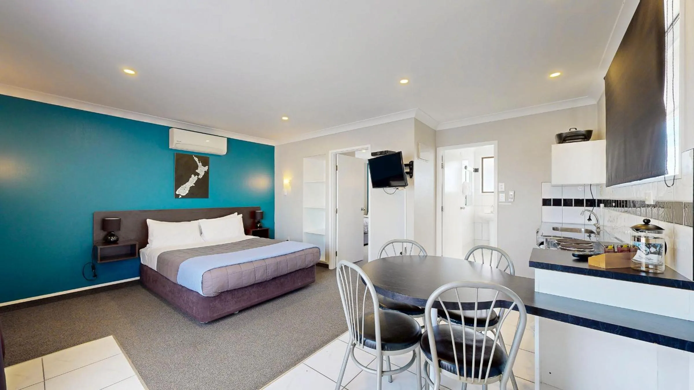 Kitchen or kitchenette, Bed in Albatross Motel