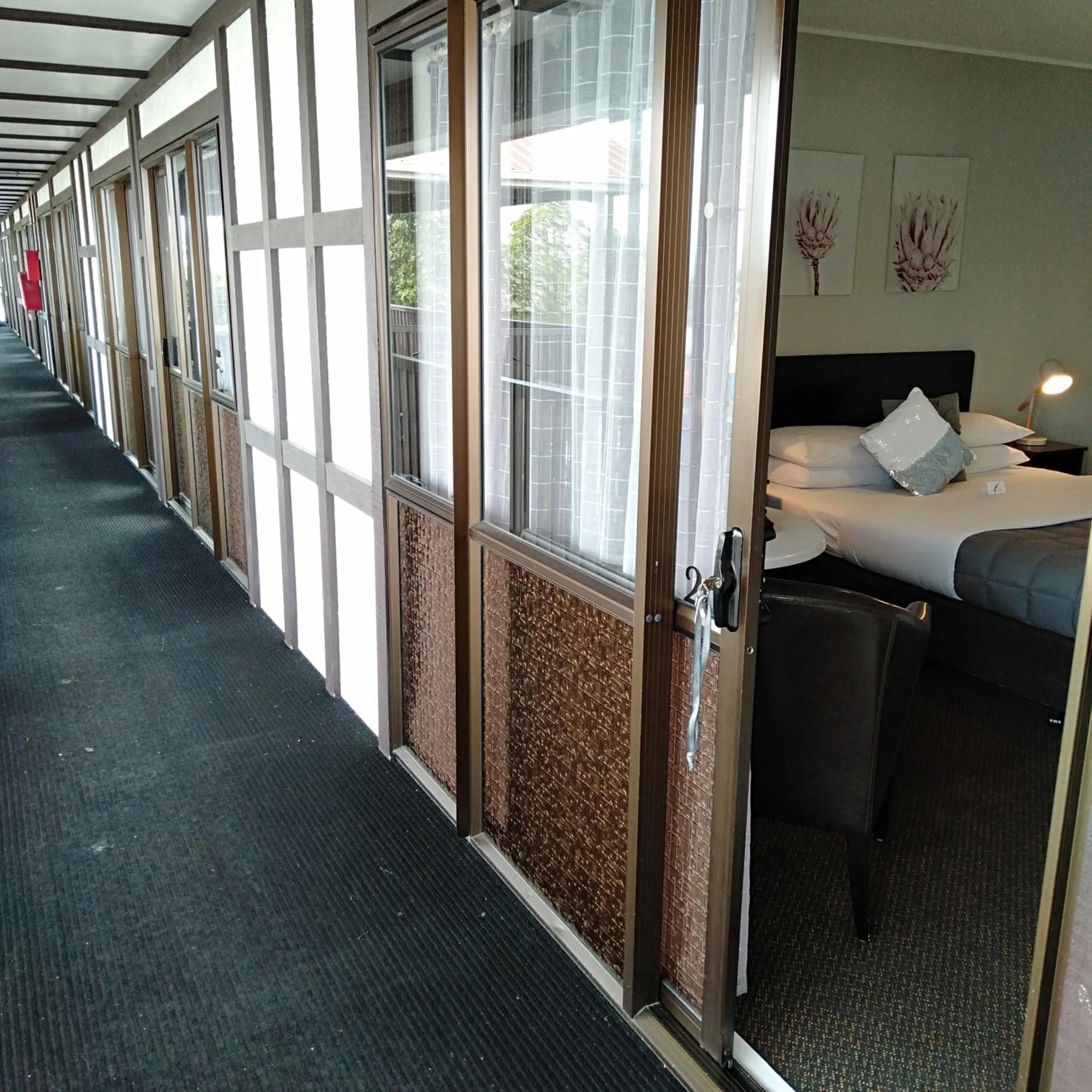 Balcony/Terrace, Bed in Albatross Motel