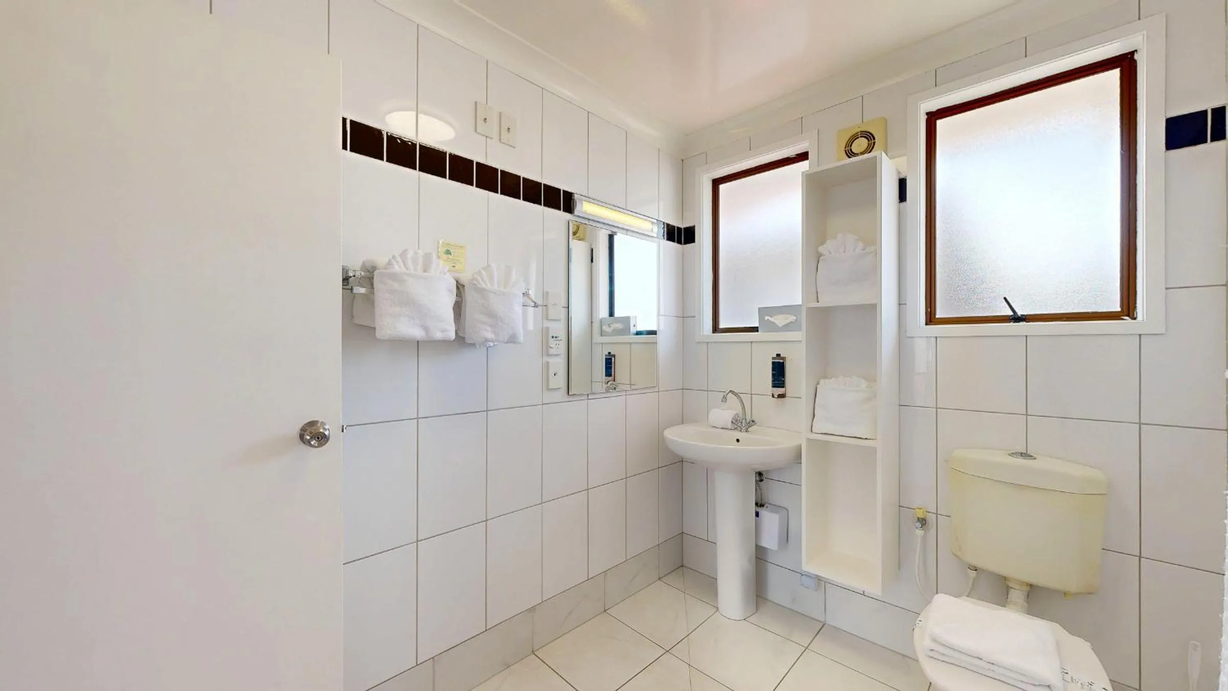 Bathroom in Albatross Motel