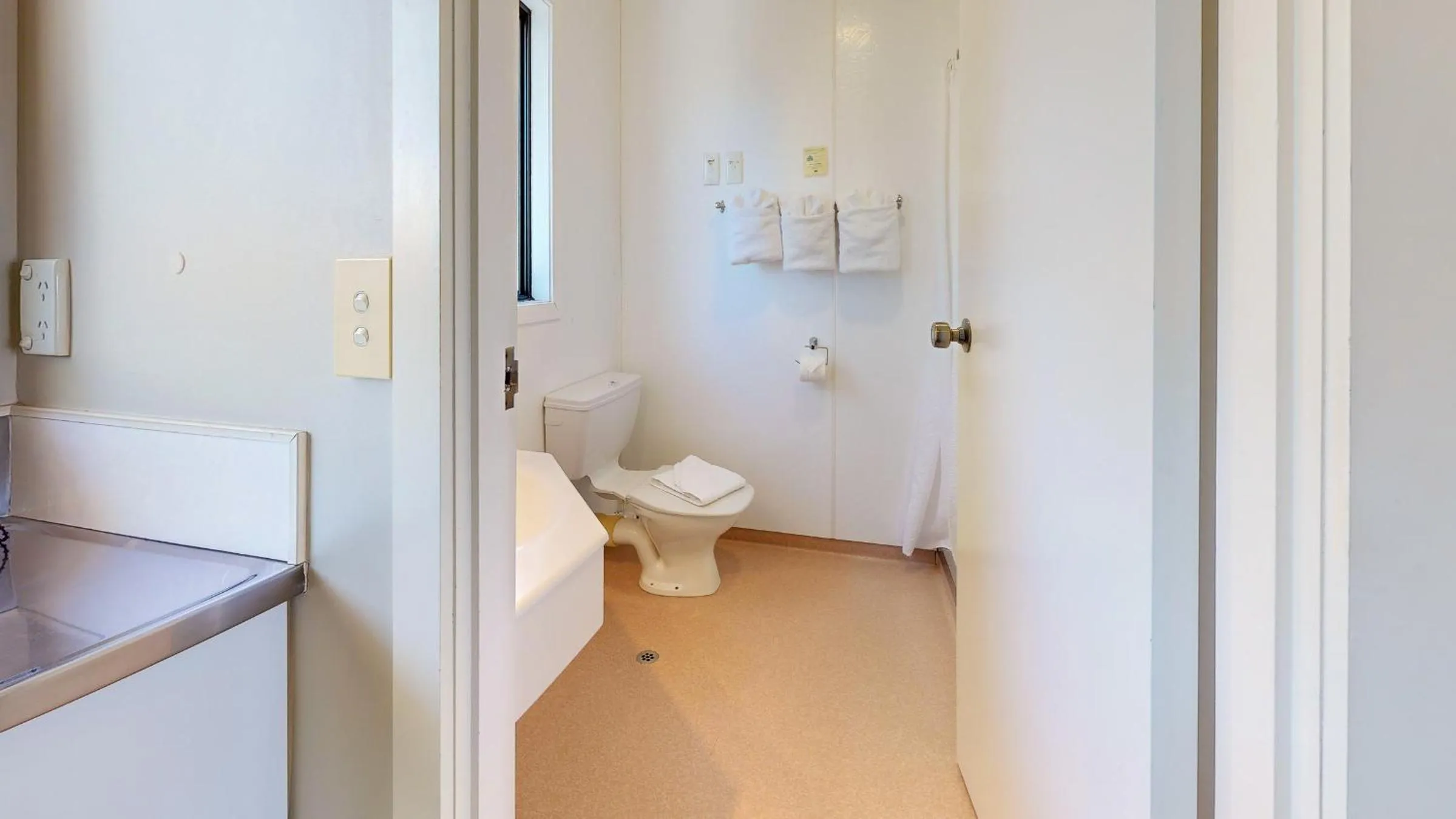 Bathroom in Albatross Motel