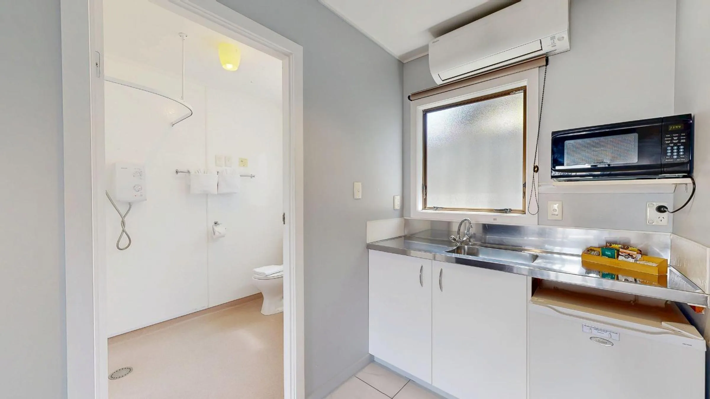 Kitchen or kitchenette in Albatross Motel