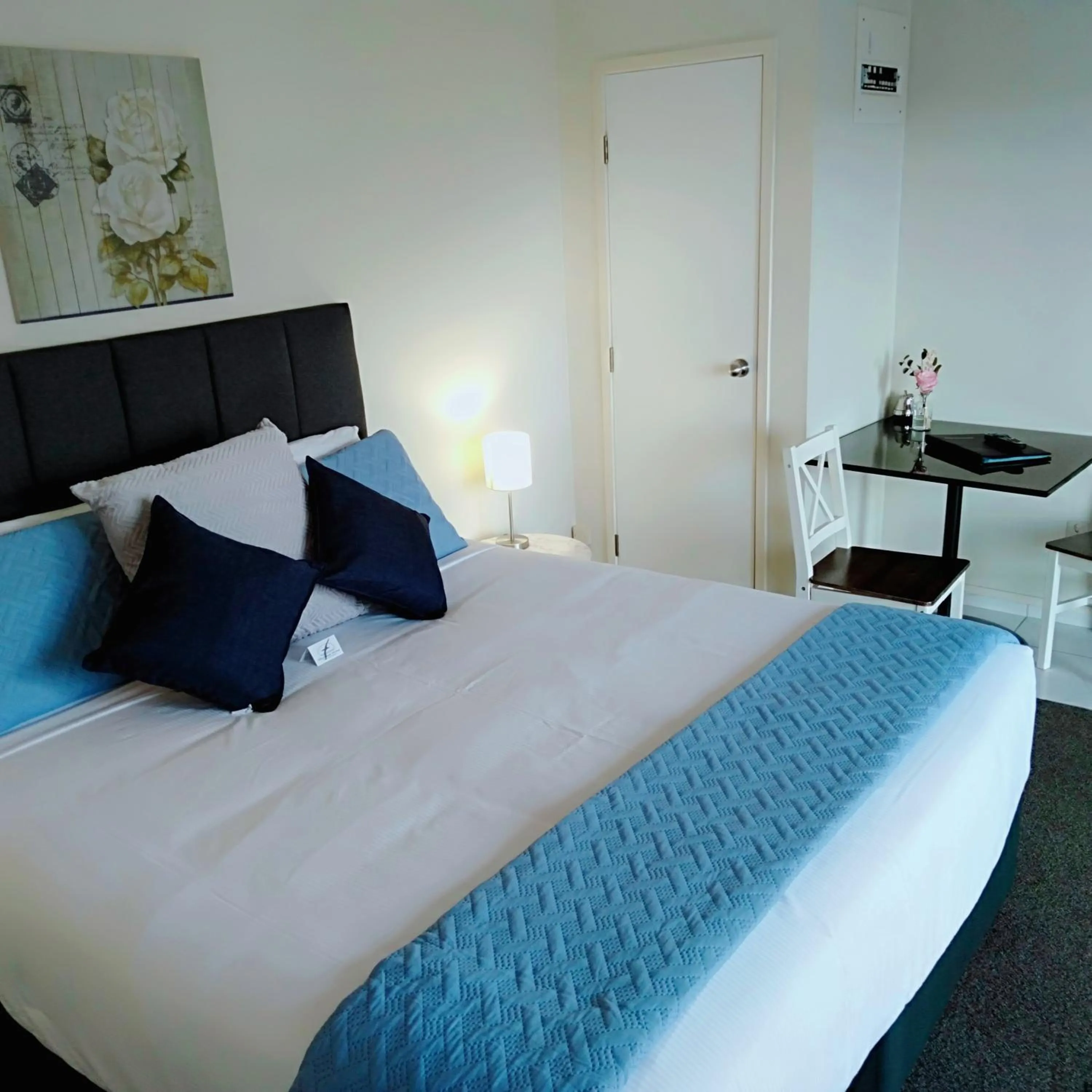 Bed in Albatross Motel