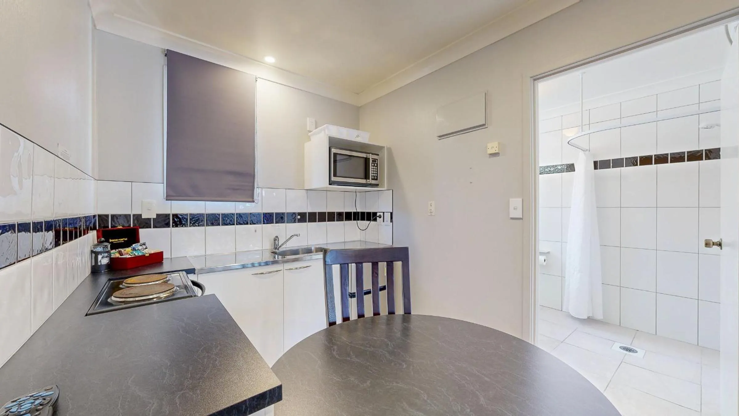 Kitchen or kitchenette in Albatross Motel