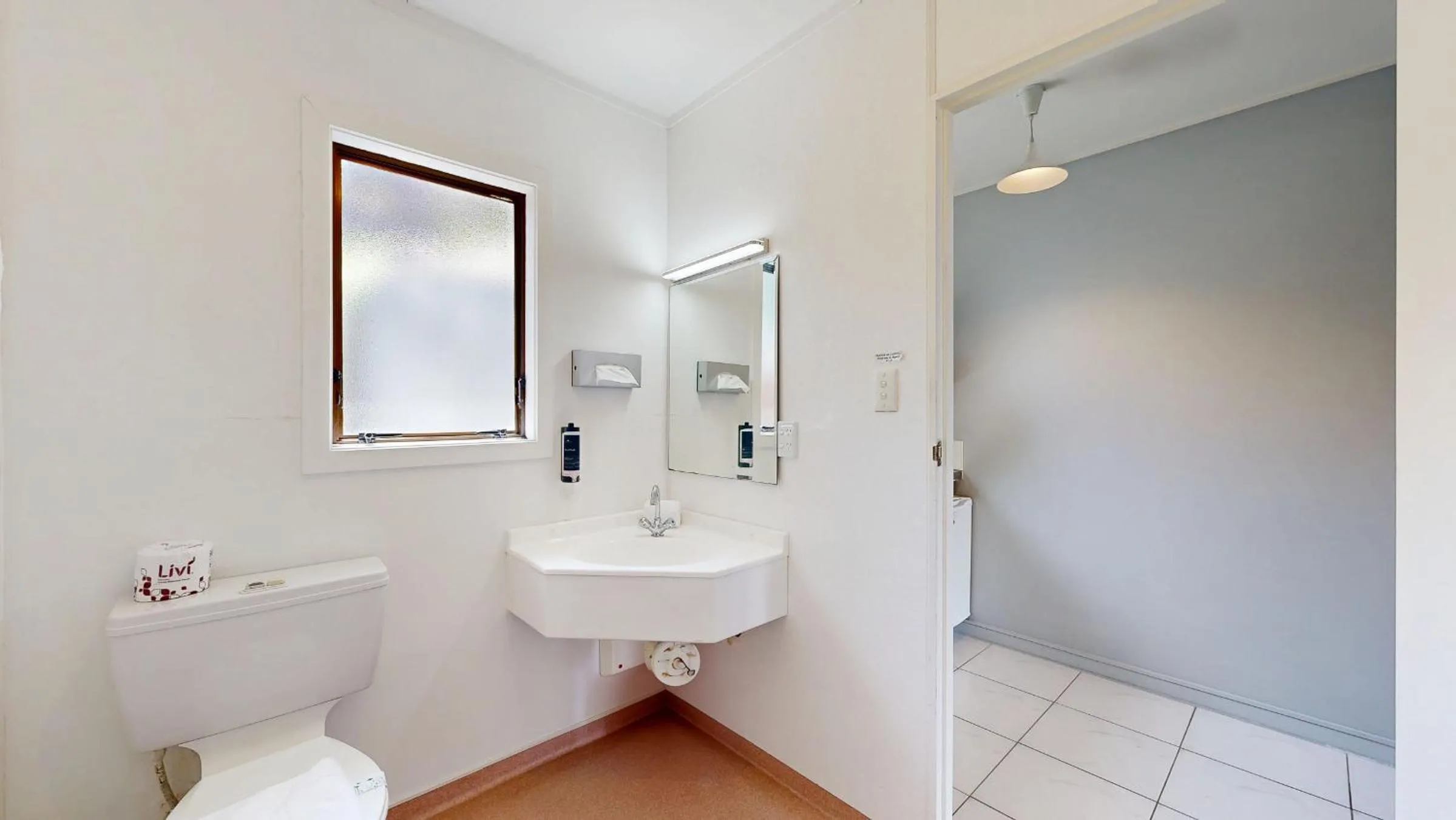 Bathroom in Albatross Motel