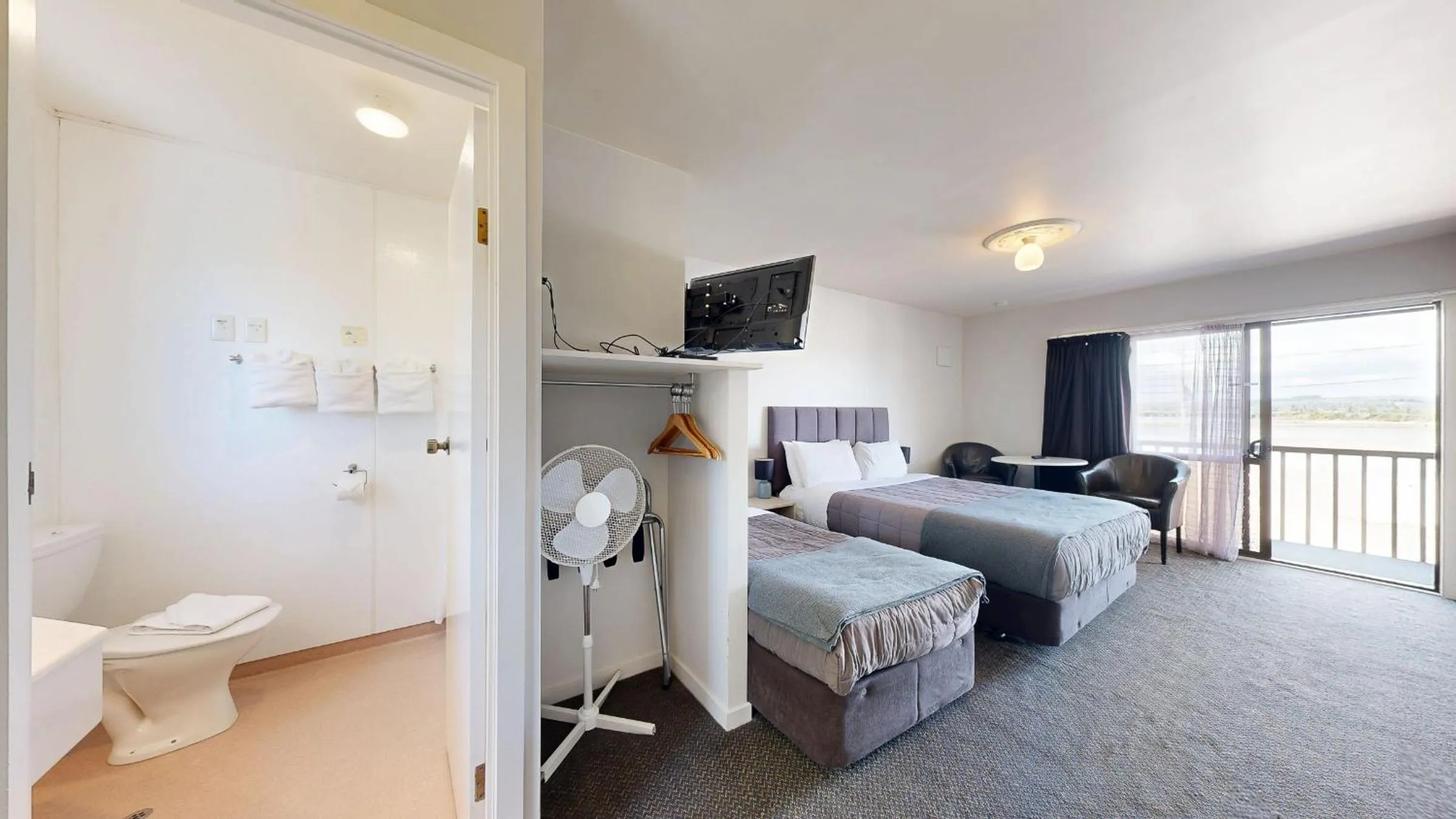 Bathroom, Bed in Albatross Motel