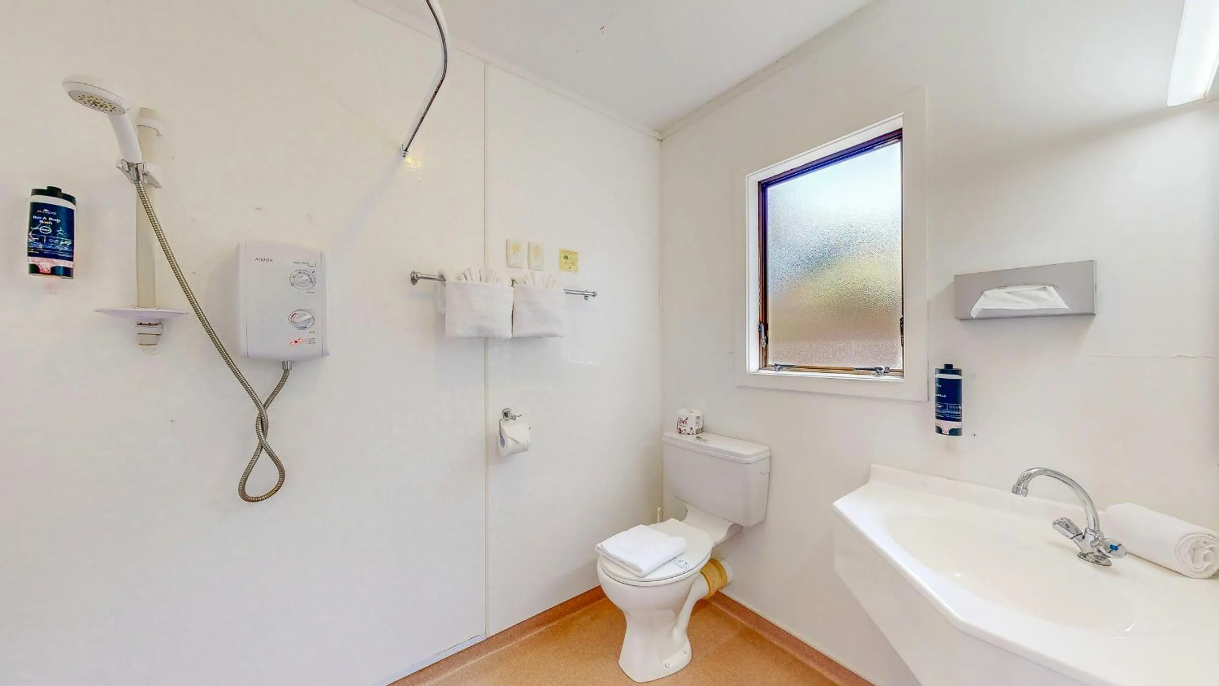 Bathroom in Albatross Motel