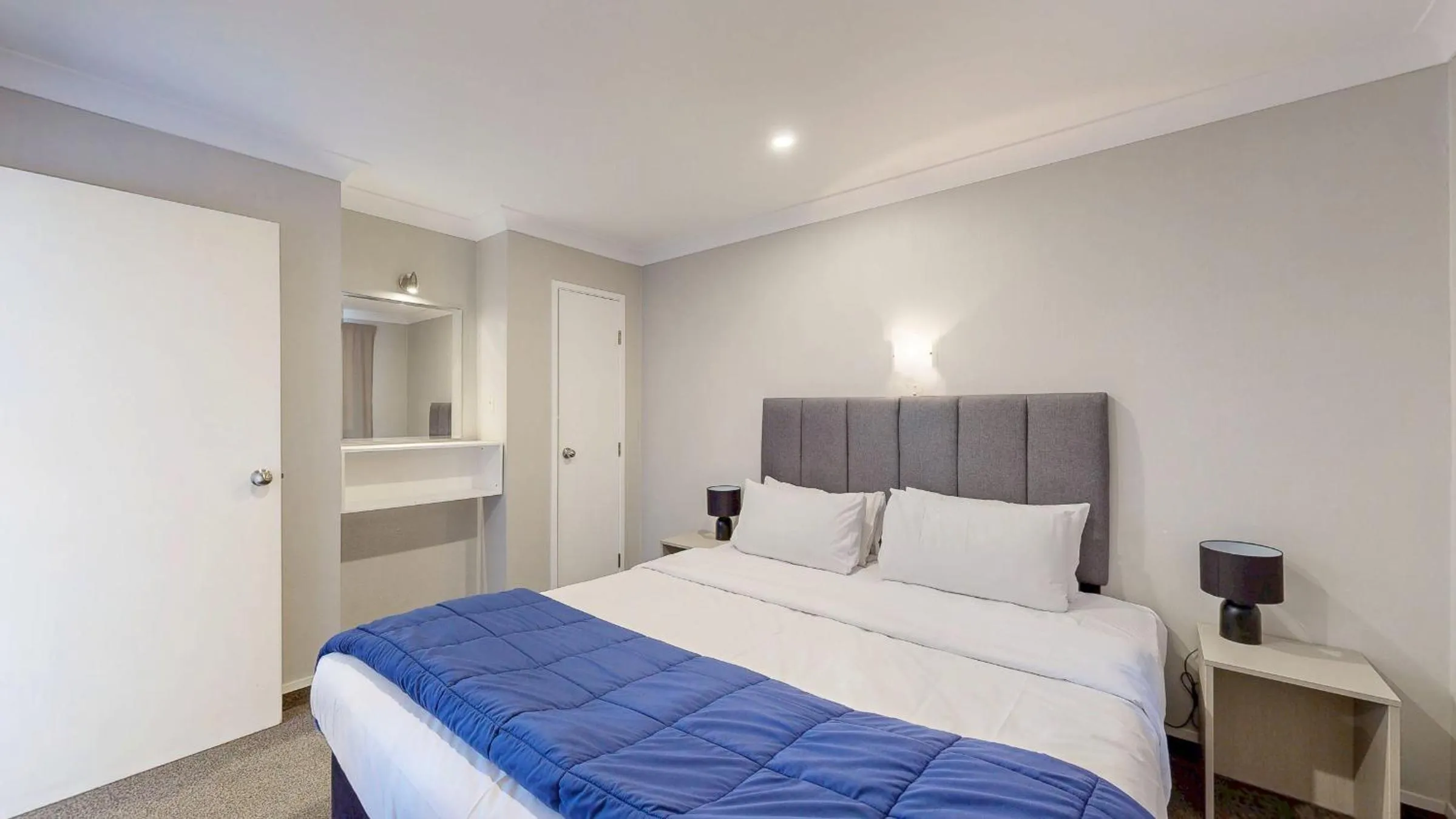 Bedroom, Bed in Albatross Motel