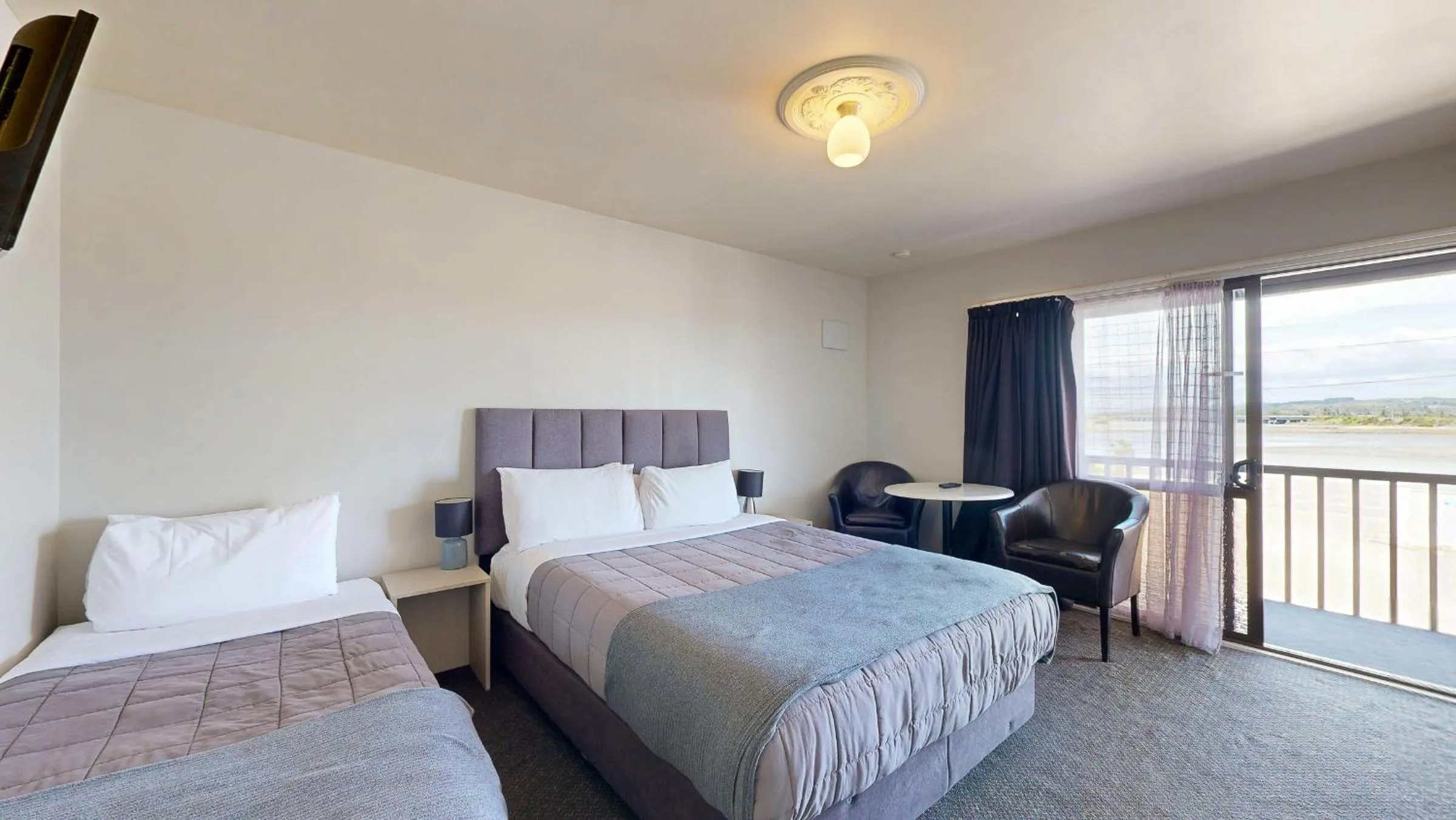 Bedroom, Bed in Albatross Motel