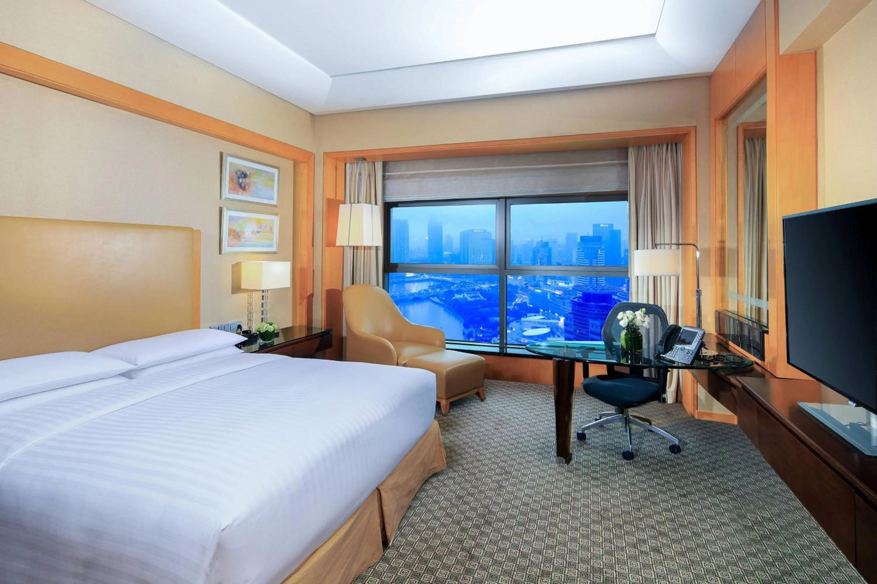 Photo of the whole room, Bed in Ningbo Marriott Hotel